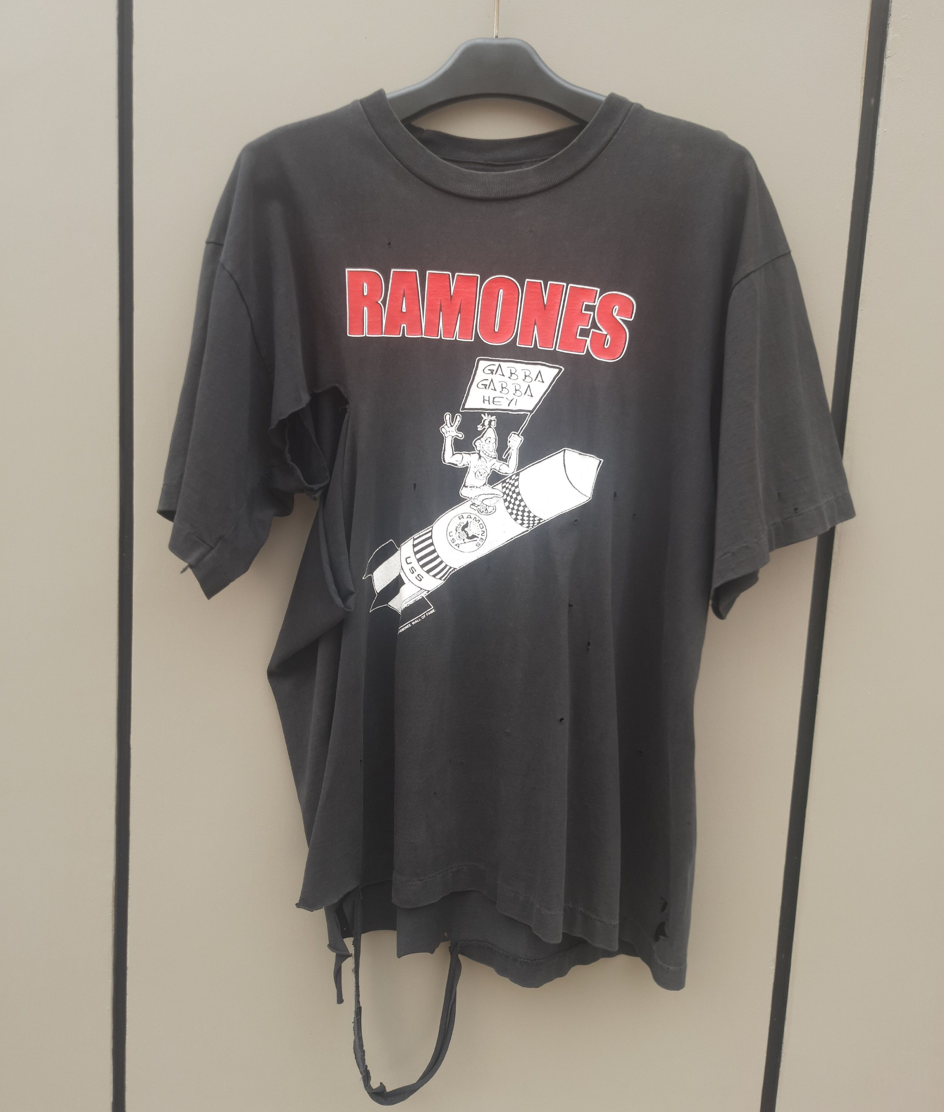 Band Tees Distressed Y2K RAMONES Rocket To Rusia T-Shirt Size US L / EU 52-54 / 3 - 1 Thumbnail