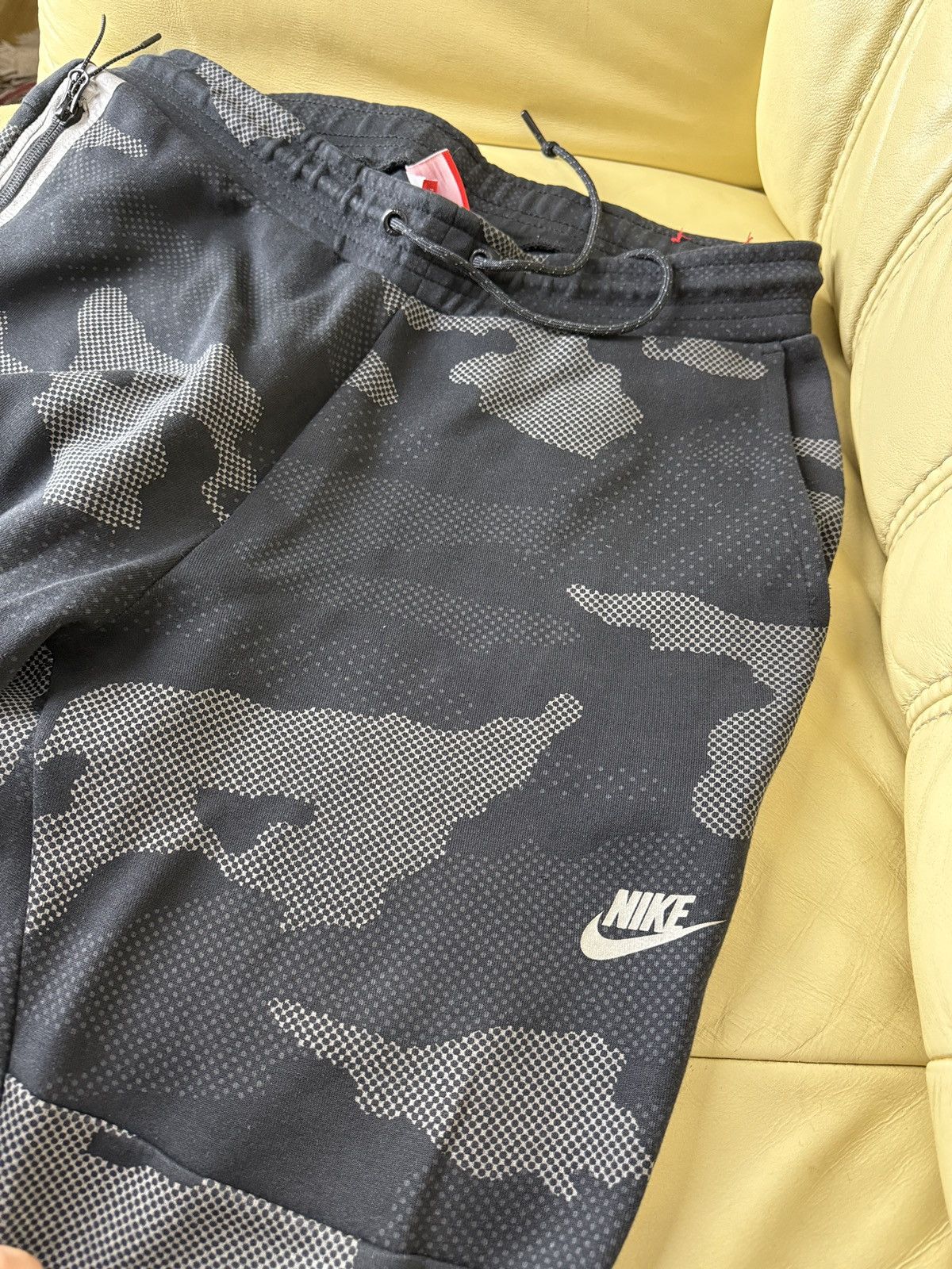 Nike Nike tech fleece Camo Reflective Track pants joggers Size US 32 / EU 48 - 15 Thumbnail