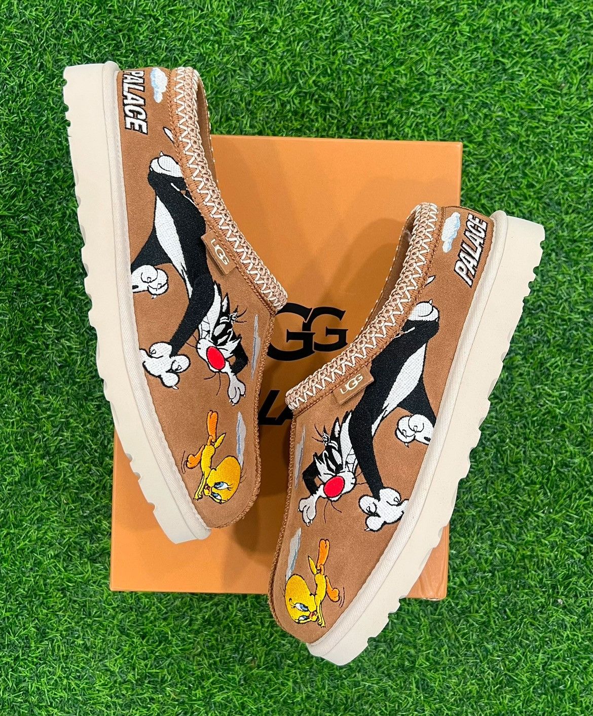 Palace × Ugg Palace x UGG x Looney Tunes Uggs Size US 9 / EU 42 - 1 Thumbnail