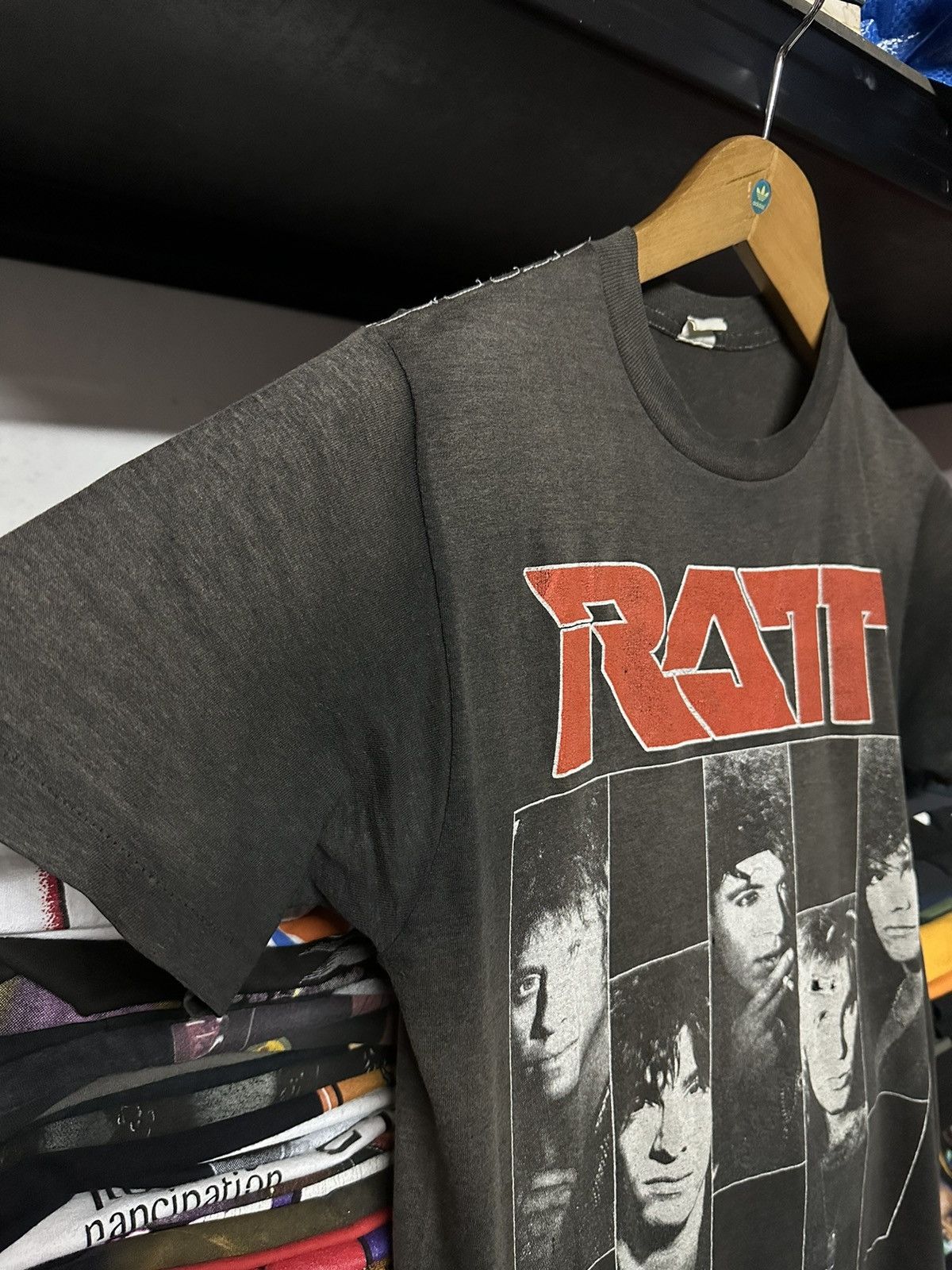 Band Tees × Vintage Vintage 80s Ratt American Glam Metal Tour Distressed Tee Size US M / EU 48-50 / 2 - 6 Thumbnail