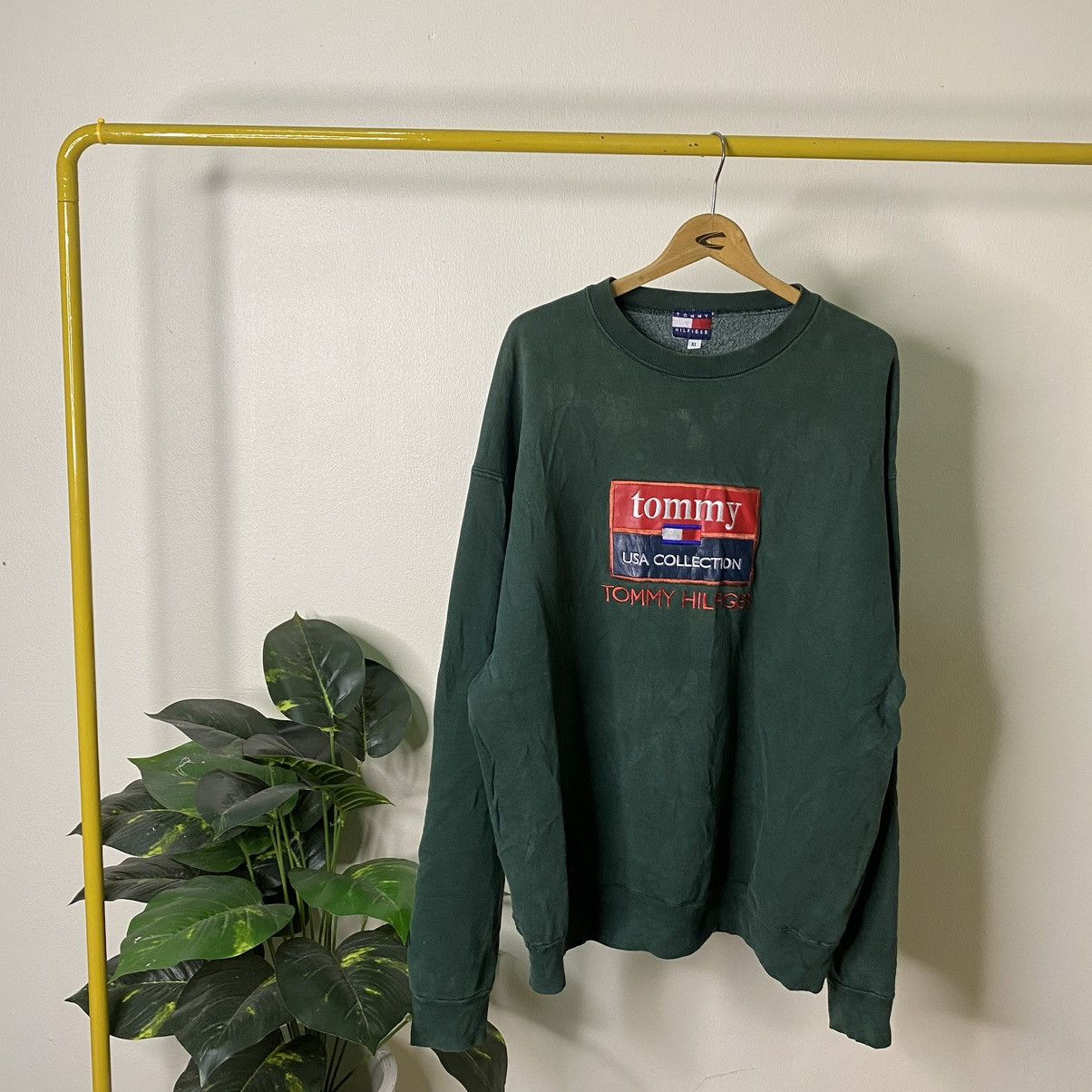 Tommy Hilfiger × Vintage Vintage 1990s Tommy Hilfiger Big Logo Sweatshirt Size US XL / EU 56 / 4 - 1 Thumbnail