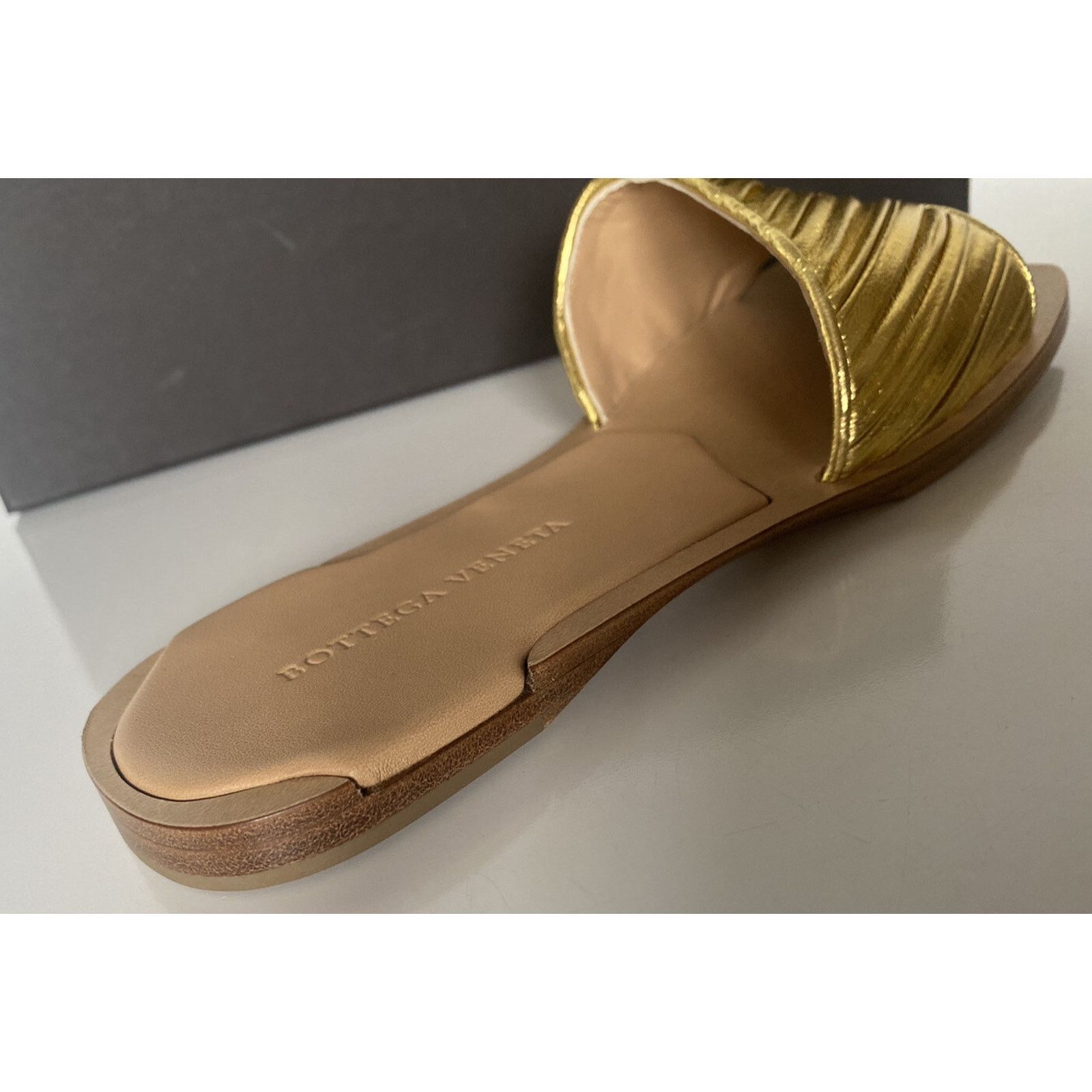 Bottega Veneta Bottega Veneta Women's Gold Sandals 9 US (39 Eu) 578409 Size US 9 / IT 39 - 9 Thumbnail