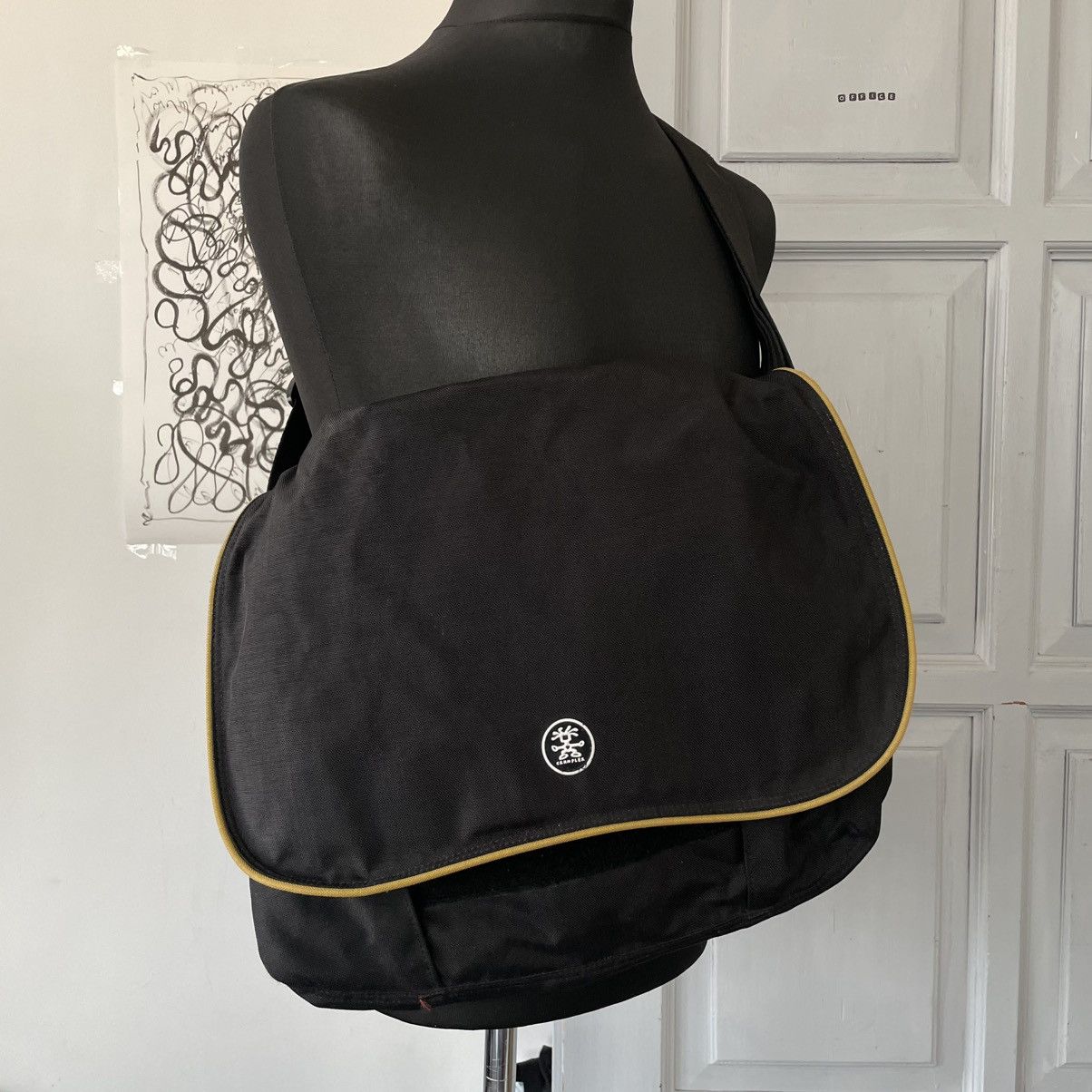 Crumpler × Japanese Brand 🔥HYPE🔥Crumpler Silver Dig Messenger Bag Black XL size Size ONE SIZE - 2 Thumbnail