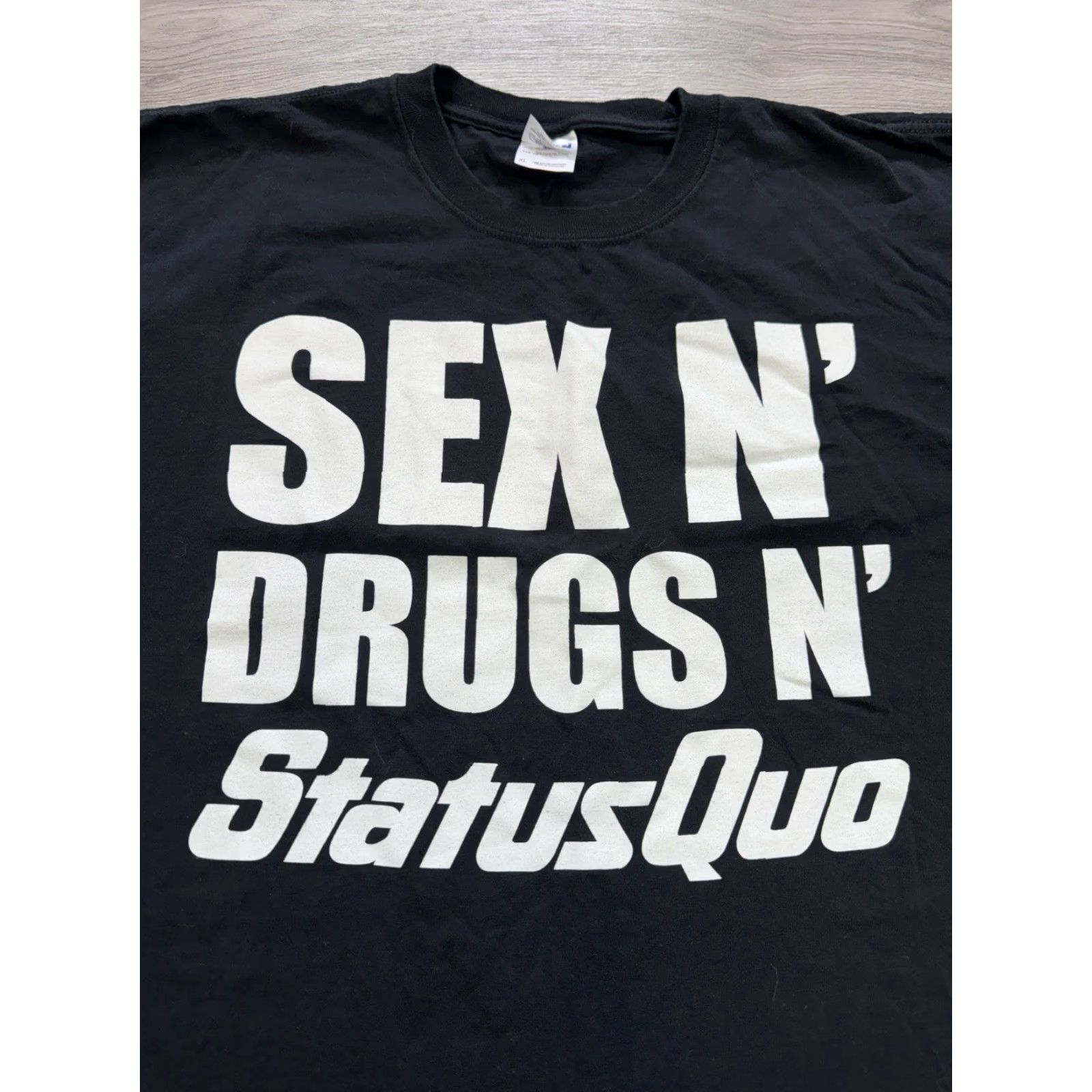 Gildan VINTAGE Sex Drugs Status Qwo Y2k Humor Art Rock Band T-Shirt Black XL Men Short Sleeve T-Shirt Size US XL / EU 56 / 4 - 7 Thumbnail
