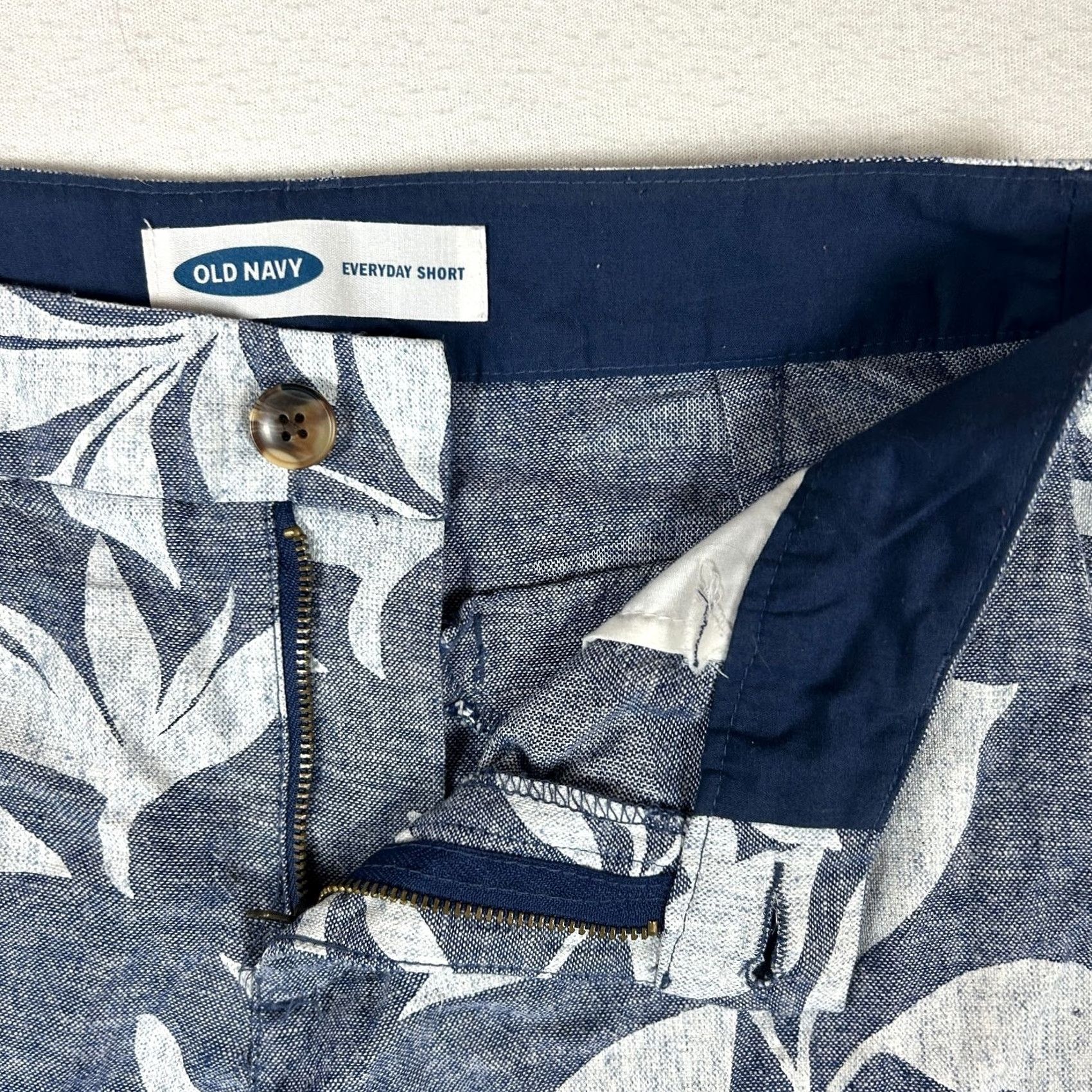 Old Navy Old Navy Chambray Blue Tropical Linen Shorts Womens 2 Mid Rise Casual Easy Care Pockets Summer Spring Tropical Pattern Size 26" / US 2 / IT 38 - 3 Thumbnail