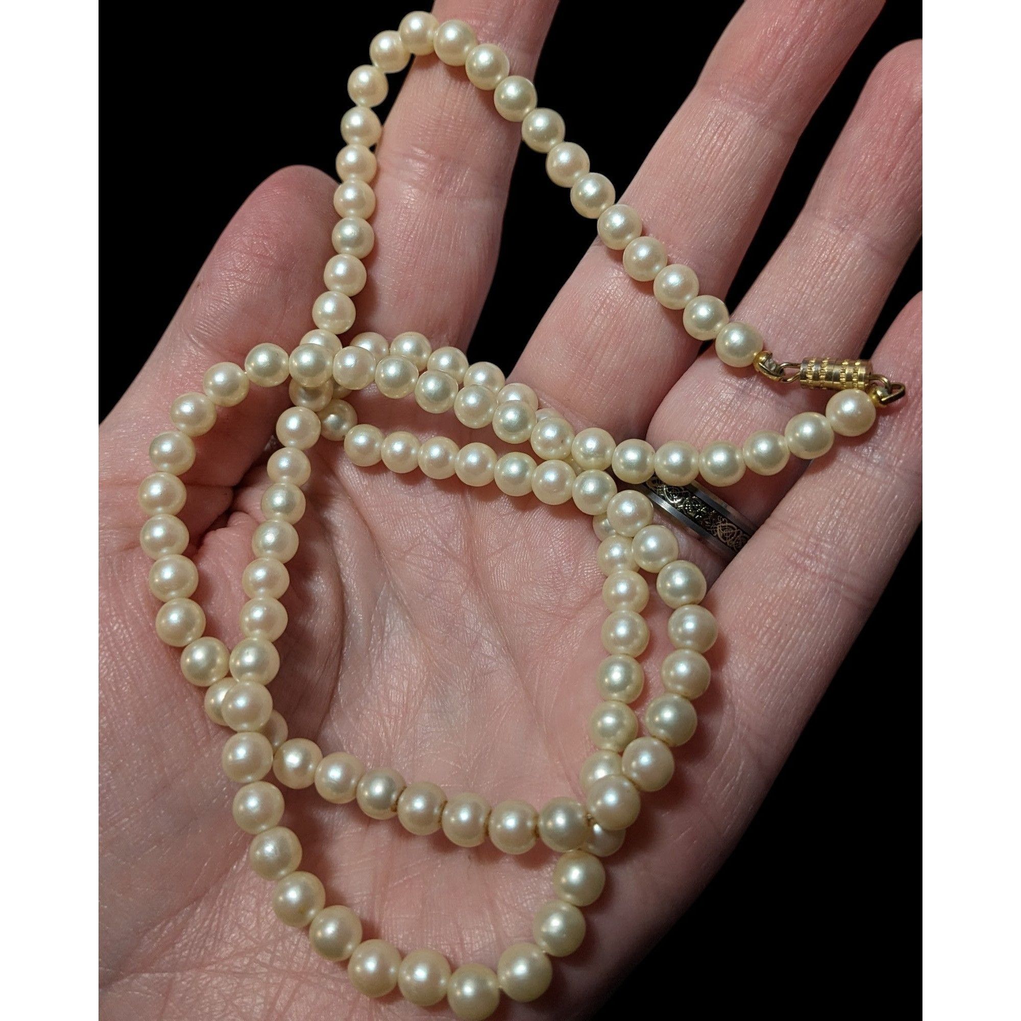 Other Vintage Simple Faux Pearl Necklace With Gold Tone Barrel Cla Size ONE SIZE - 3 Thumbnail