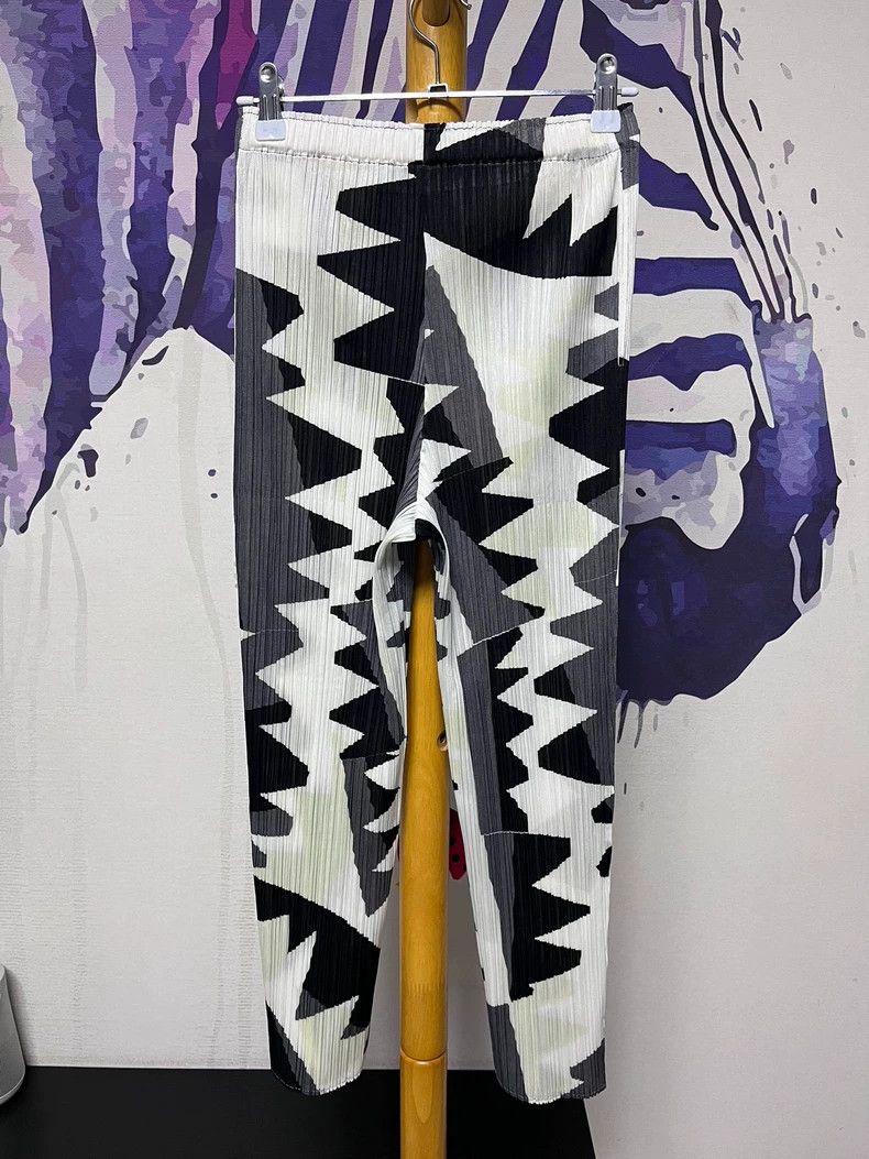 Issey Miyake Issey Miyake size:2 Black and white pleated zigzag skinny Size 22" - 2 Thumbnail