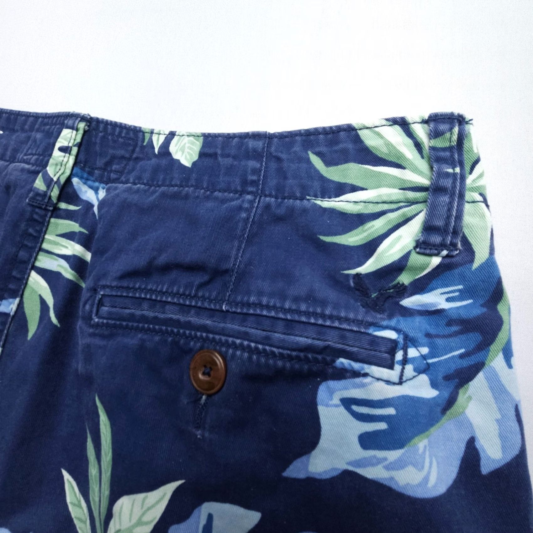 American Eagle Outfitters American Eagle Outfitters Shorts Mens 33 x 9 Floral Chino Tropical Cotton Twill Blue 9 in Inseam Casual Beaching Vintage No Size US 33 - 8 Thumbnail
