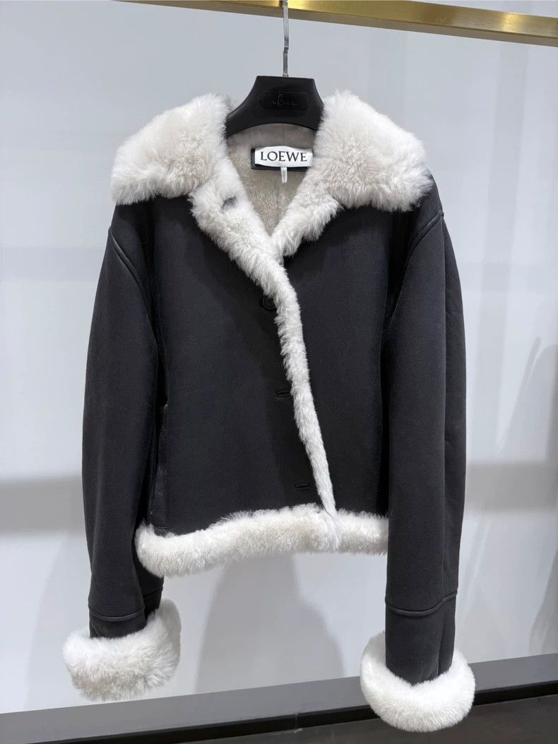 Loewe Loewe A black fur coat Size S / US 4 / IT 40 - 1 Thumbnail