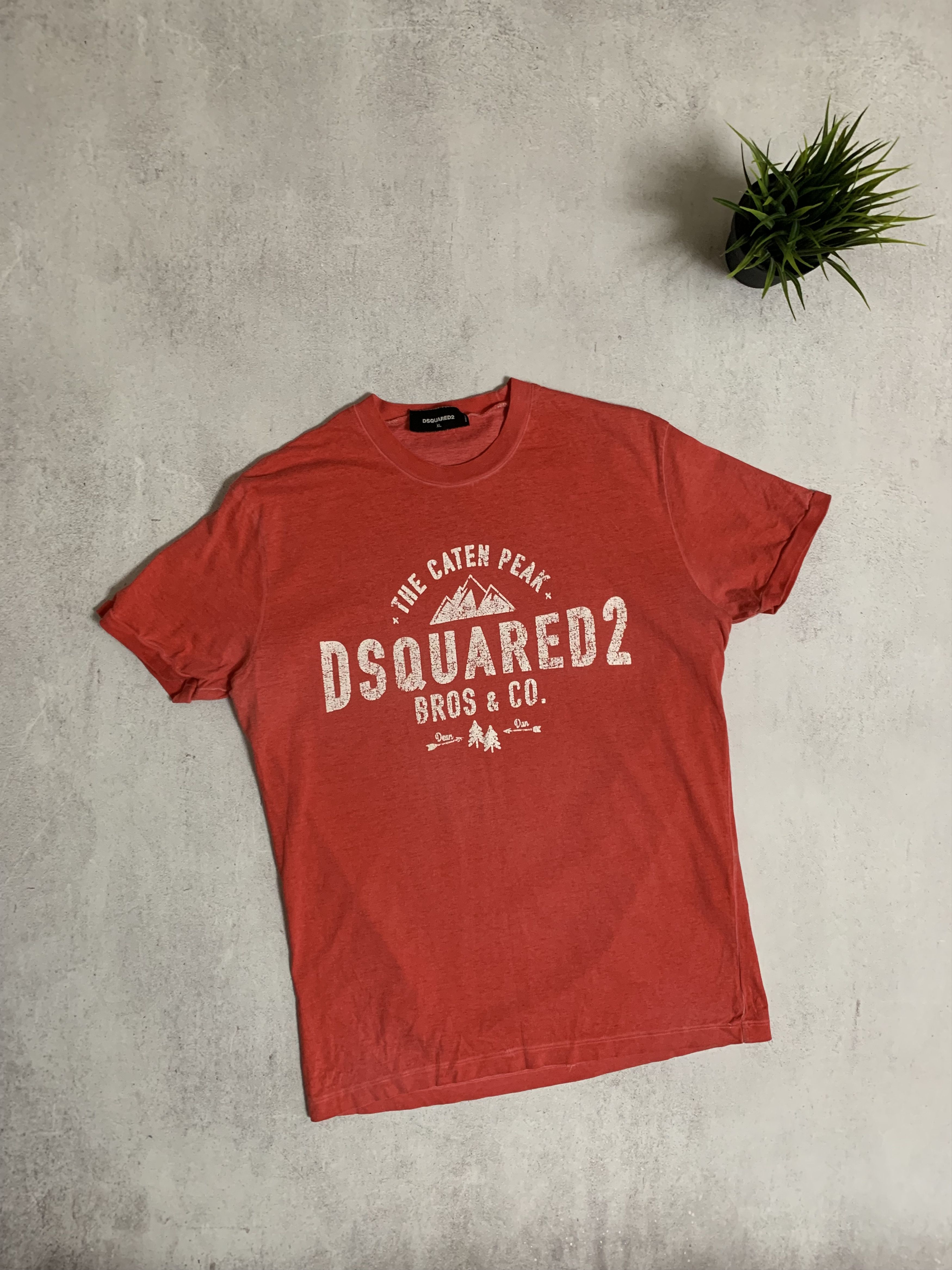 Dsquared2 Vintage Dsquared2 T Shirt Tee Big Logo Distressed Faded Y2K Size US XL / EU 56 / 4 - 1 Thumbnail