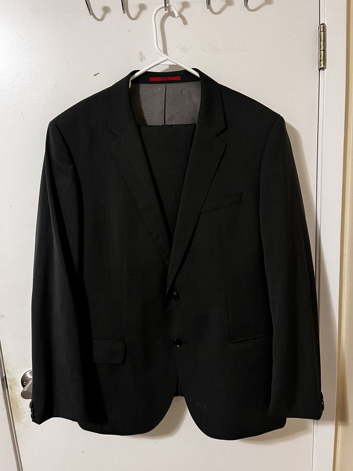 Hugo × Hugo Boss Hugo Boss 2 Piece Suit size 48R US (NEED GONE ASAP) Size 48R - 1 Thumbnail