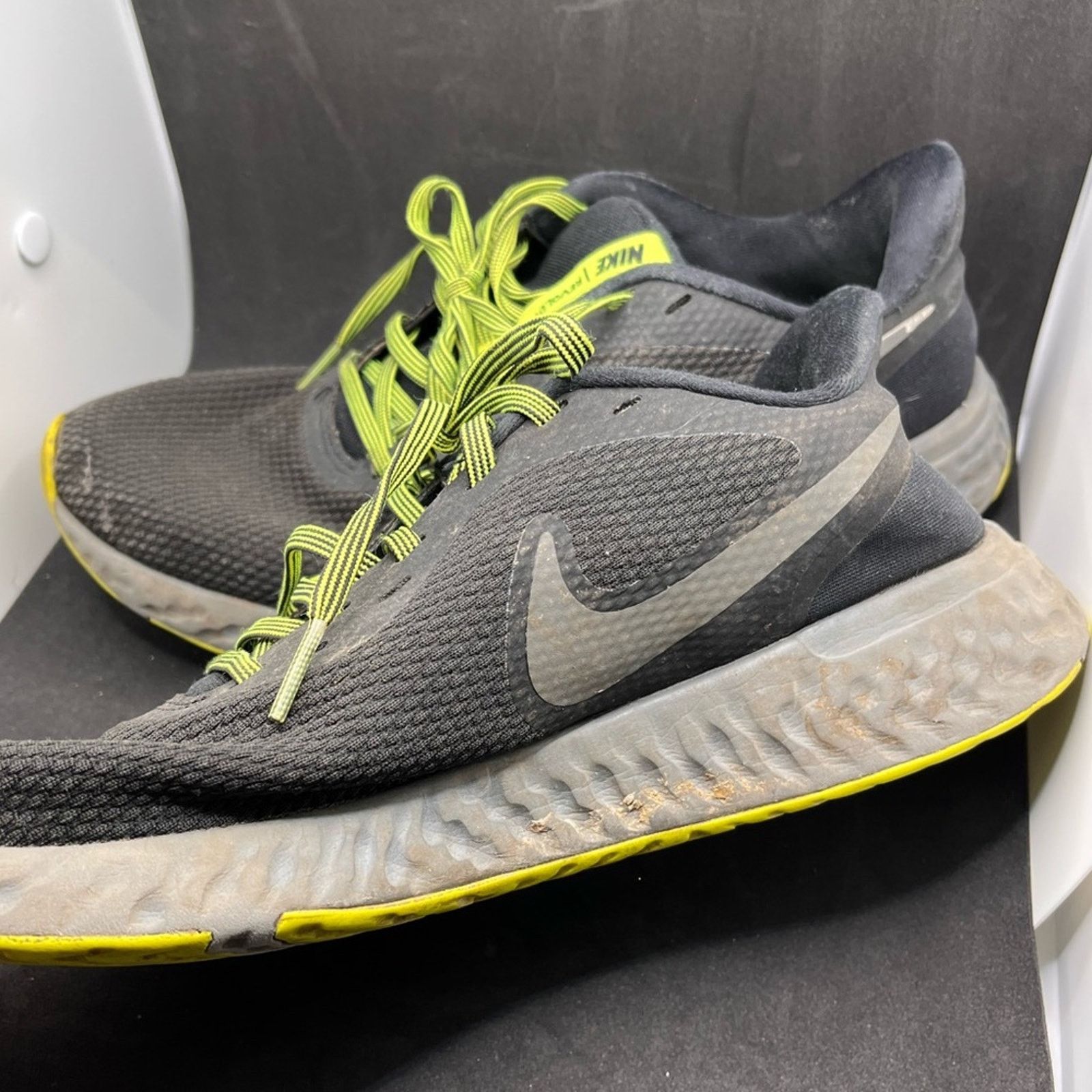 Nike Men’s Nike Revolution 5 black volt running shoes size 8 Size US 8 / EU 41 - 10 Thumbnail