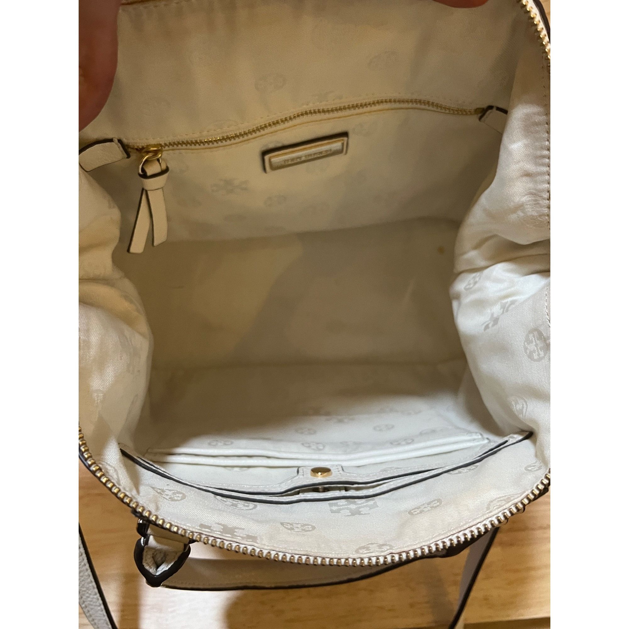 Tory Burch ✺✺ AUTHENTIC TORY BURCH WHITE BOMBE HANDBAG! ✺ Size ONE SIZE - 7 Thumbnail