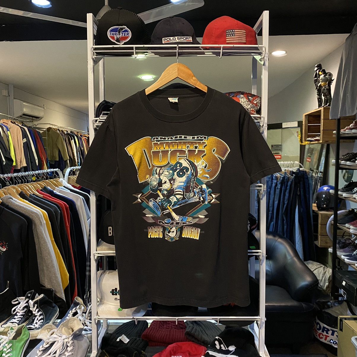 Disney Vintage NHL Anaheim Mighty Ducks Pacific Division Shirts Size US L / EU 52-54 / 3 - 1 Thumbnail