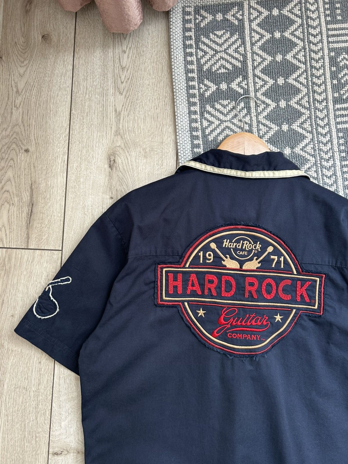 Hard Rock Cafe Hard Rock Vintage 2000’s man’s Big logo shirt size M Size US M / EU 48-50 / 2 - 3 Thumbnail
