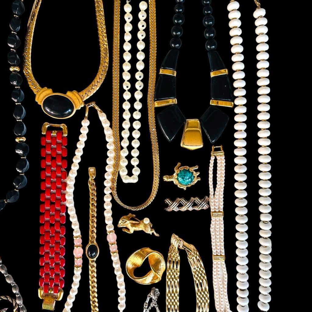 Monet ALL SIGNED TRIFARI MONET NAPIER Vintage Bulk Jewelry Lot Bro Size ONE SIZE - 14 Thumbnail