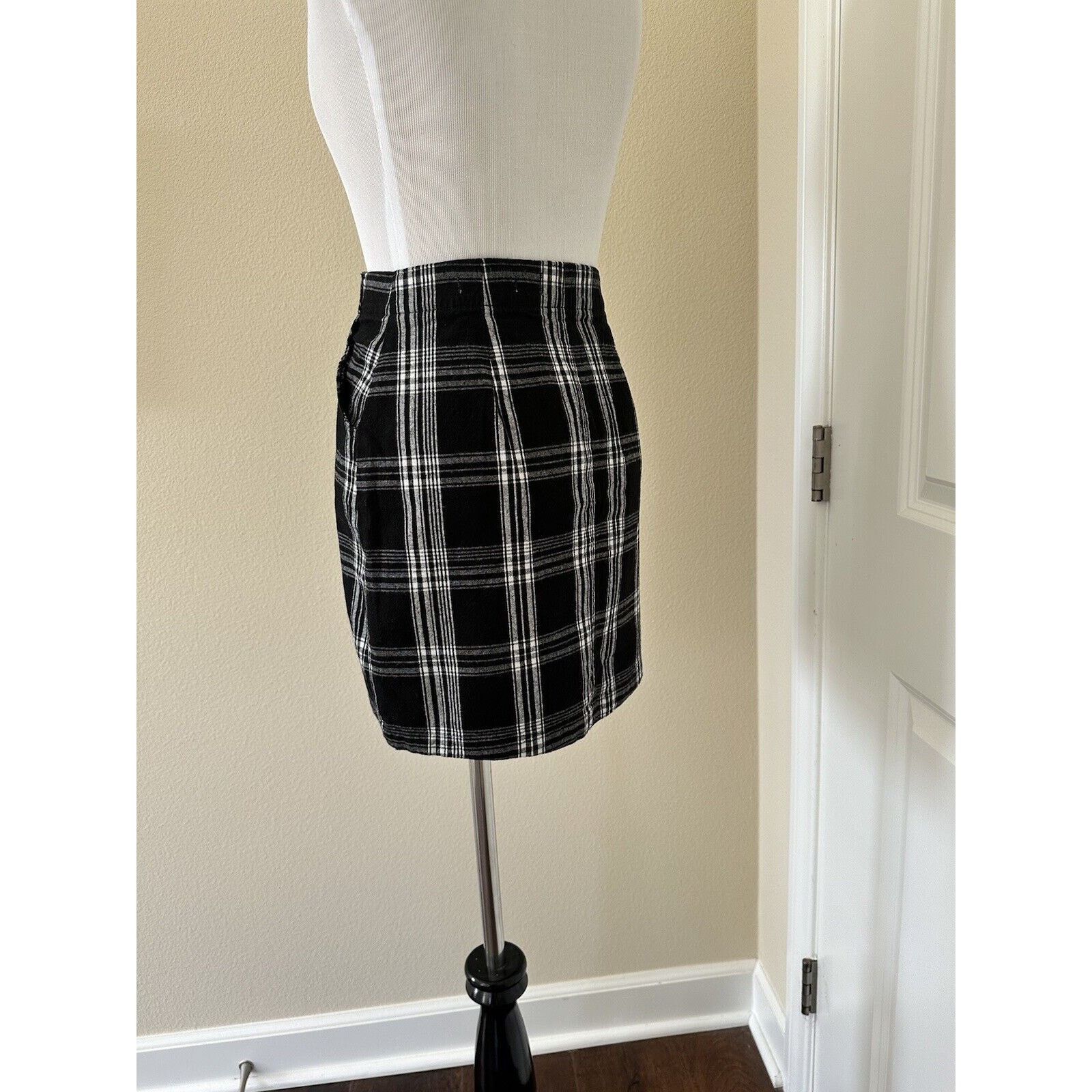Hollister Hollister Ultra High Rise Black White Plaid Mini Skirt Sz XS Size 26" / US 2 / IT 38 - 8 Thumbnail