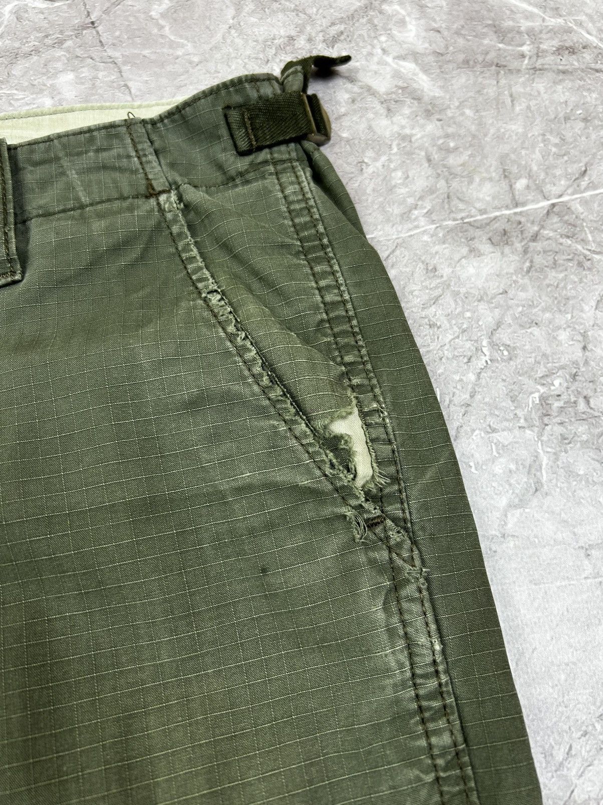 Carhartt Wip Carhartt Wip Disstress Cargo Shorts Size 36 Size US 36 / EU 52 - 3 Thumbnail