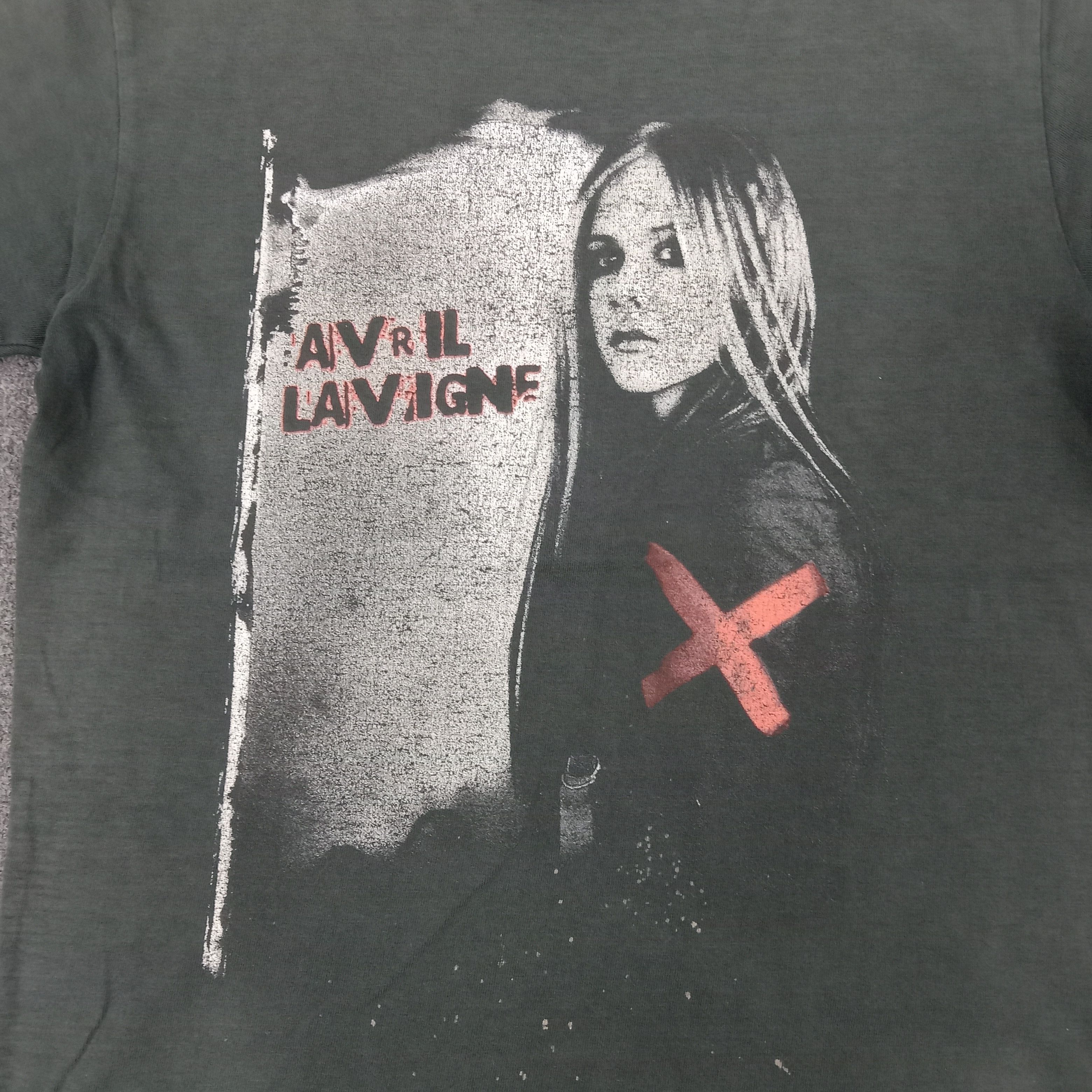 Band Tees AVRIL Lavigne Rock Singer Music Tour Japan 2005 Tshirt Size US S / EU 44-46 / 1 - 2 Thumbnail