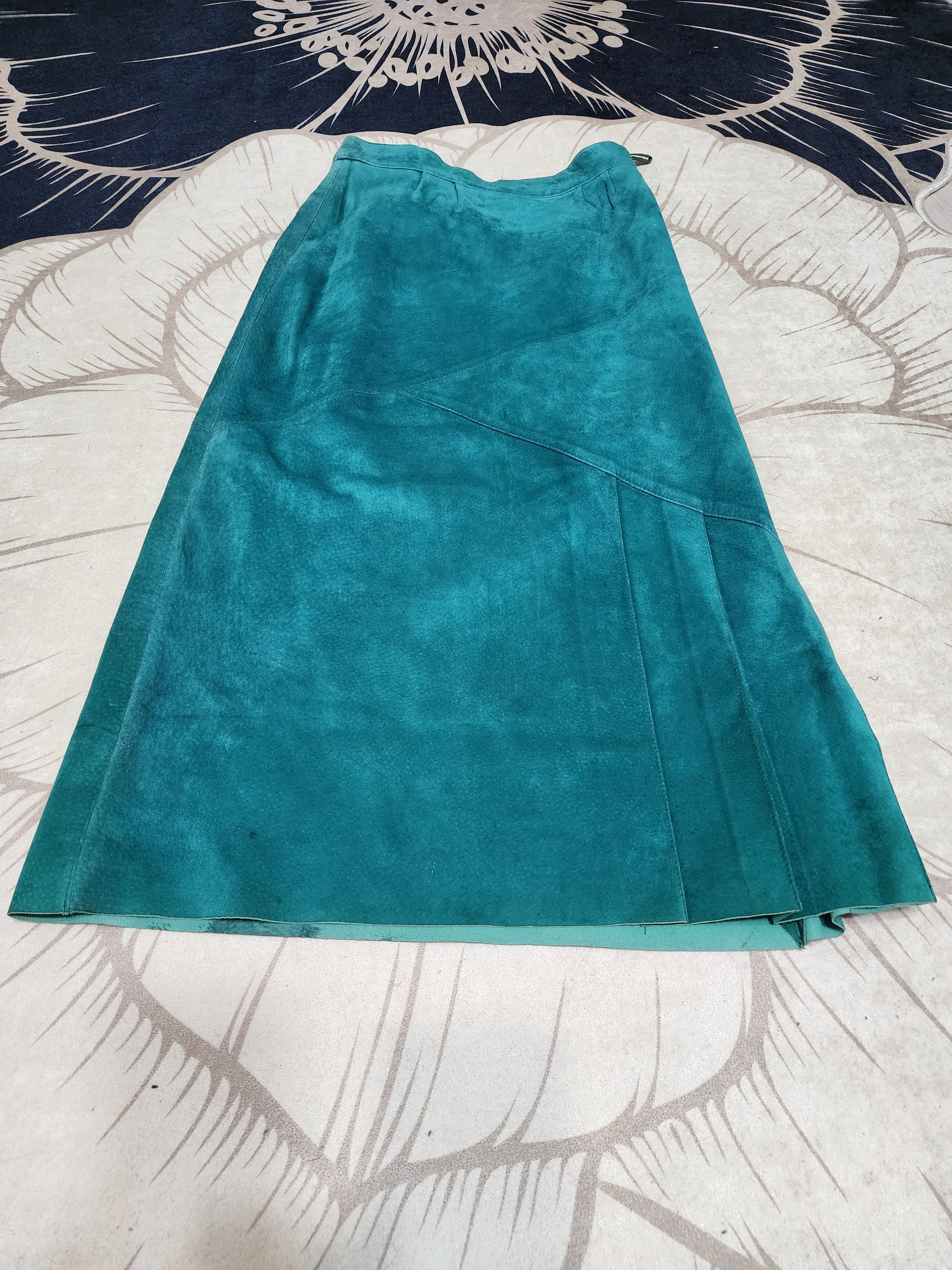 Genuine Leather Green Suede Leather Skirt: 1970s A-Line Size 28" / US 6 / IT 42 - 9 Thumbnail