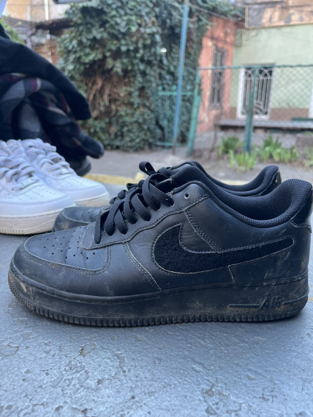 Nike Black air force 1 with velcro on the logo Size US 9 / EU 42 - 6 Thumbnail