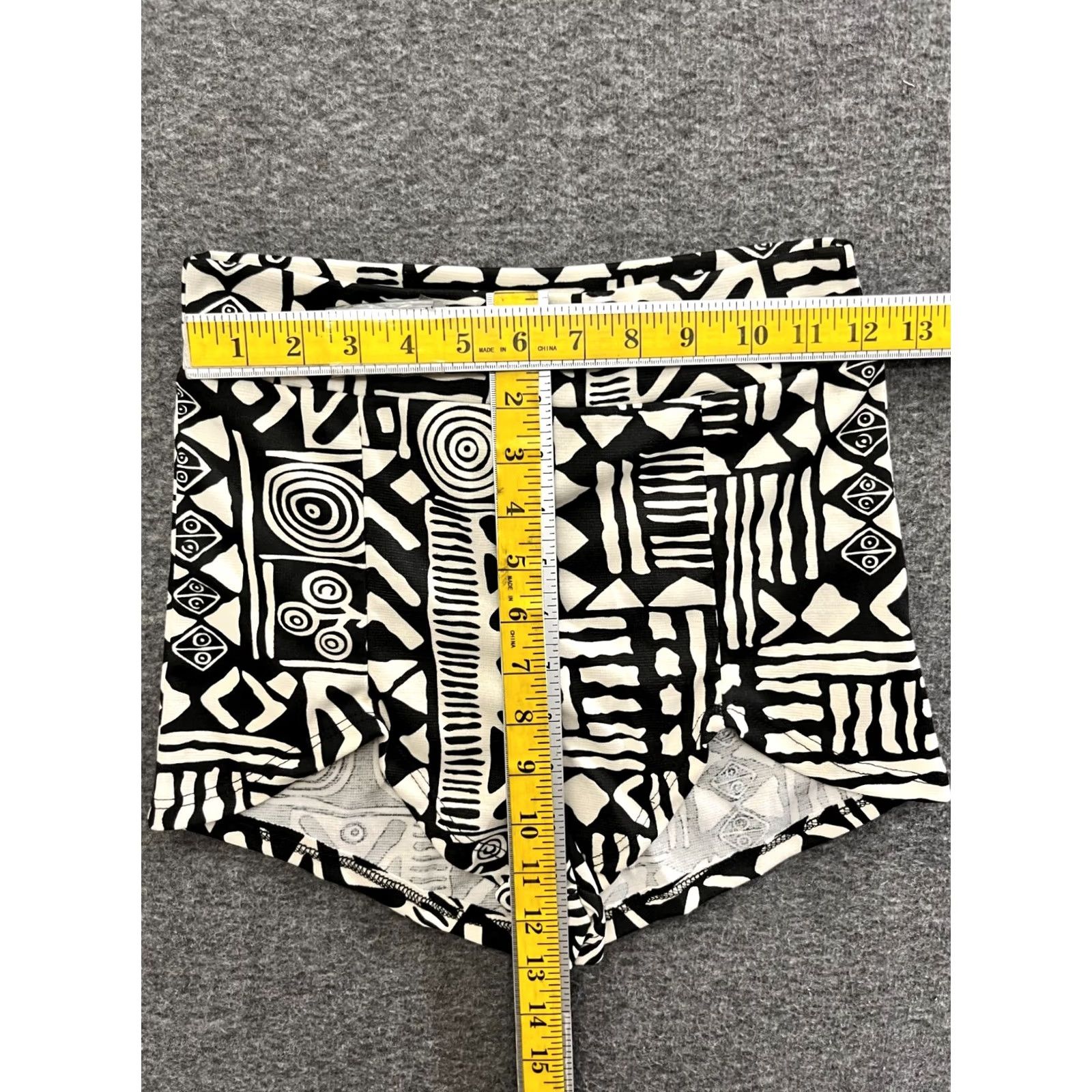 Vintage Codigo Women's Black White Aztec Print Mini Chino Shorts M Adult Regular Slim? Size 32" / US 10 / IT 46 - 4 Thumbnail
