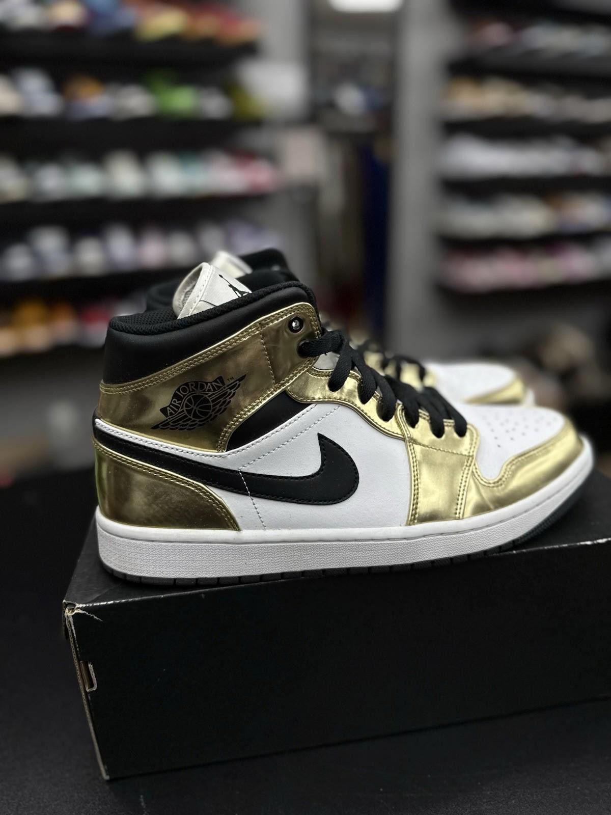 Jordan Brand Jordan 1 Mid SE Metallic Gold 2020 Gold Black 11 DC1419-700 Size US 11 / EU 44 - 3 Thumbnail