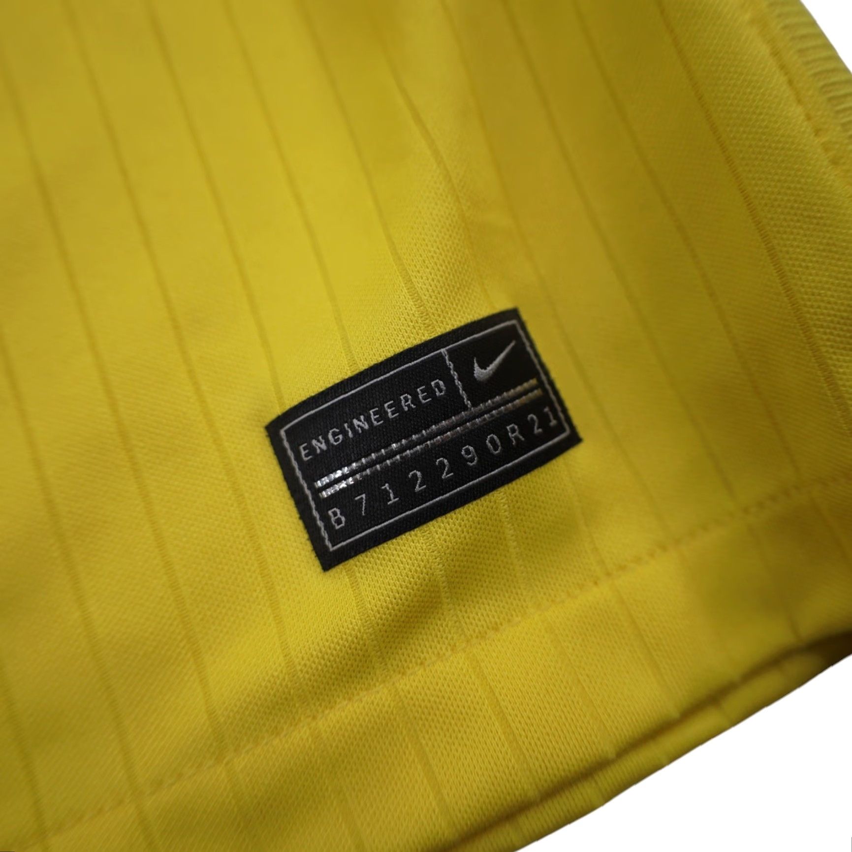 Nike VINTAGE Nike L.F.C Mens Medium Liverpool Soccer Jersey Yellow Size US M / EU 48-50 / 2 - 5 Thumbnail