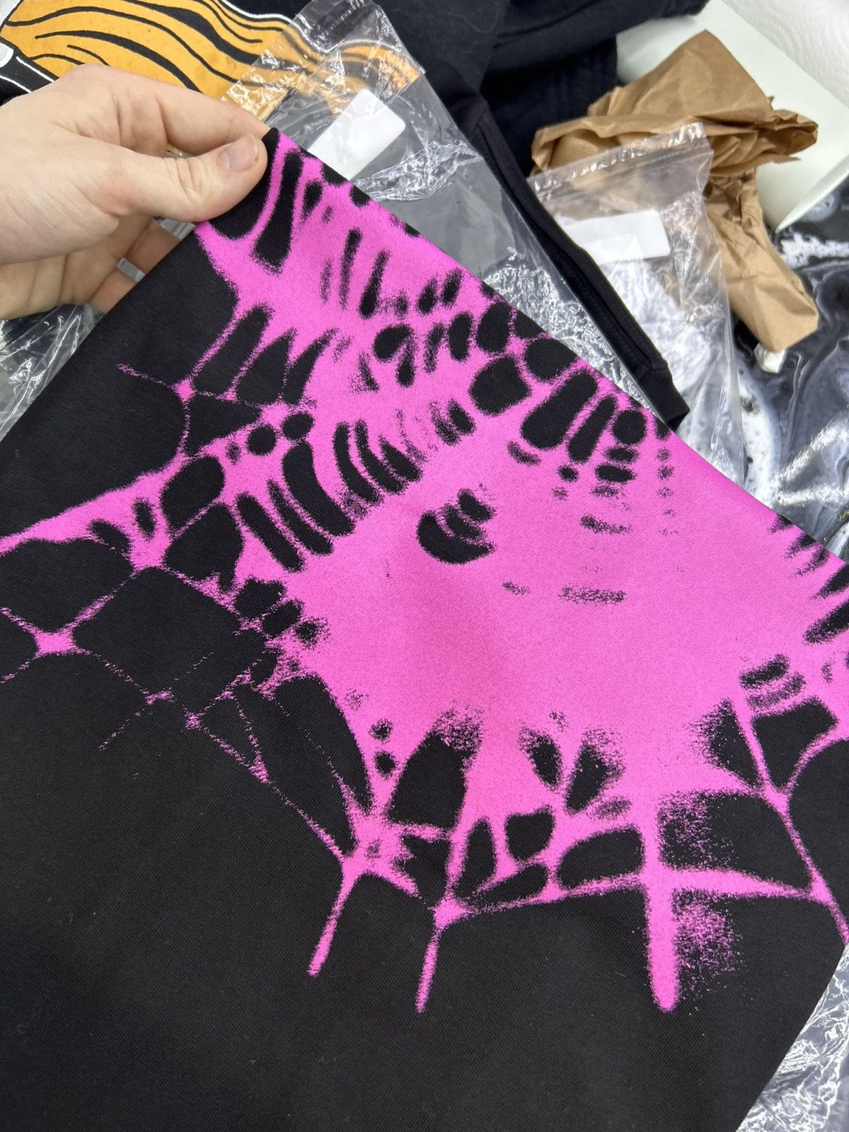 Sp5der Sp5der Rhinestone Scattered Web Tee Black Pink Size M Size US M / EU 48-50 / 2 - 8 Thumbnail