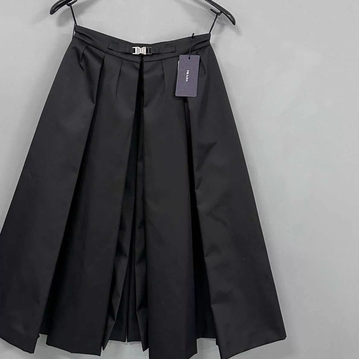 Prada PRADA Triangle Logo Nylon Pleated Skirt 36 Size 25" / US 0 / IT 36 - 2 Thumbnail