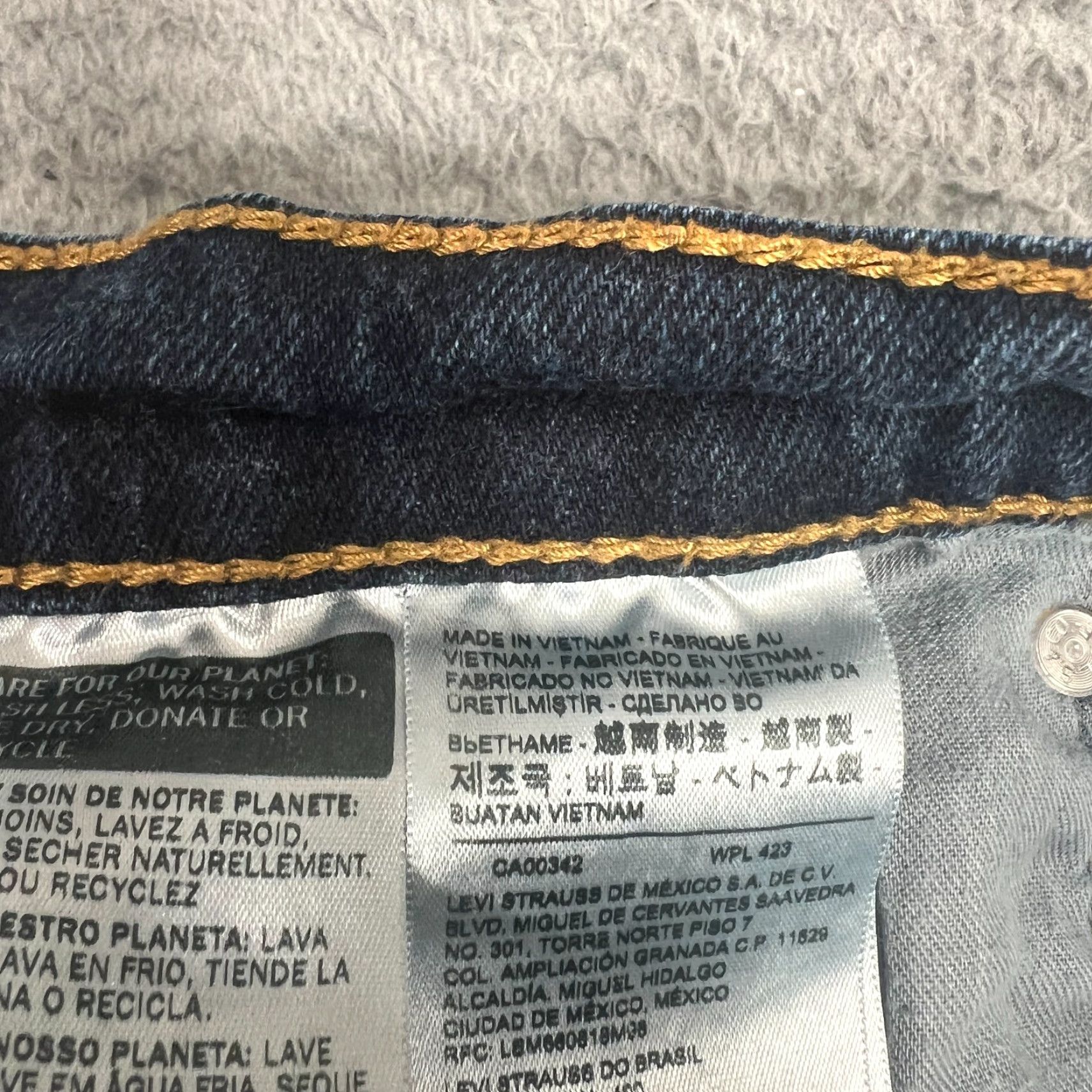 Levi's VINTAGE Levi's Bermuda Shorts 9" Distressed Denim Men 36 Dark Blue Casual Beach 90s Mens Size US 36 / EU 52 - 5 Thumbnail