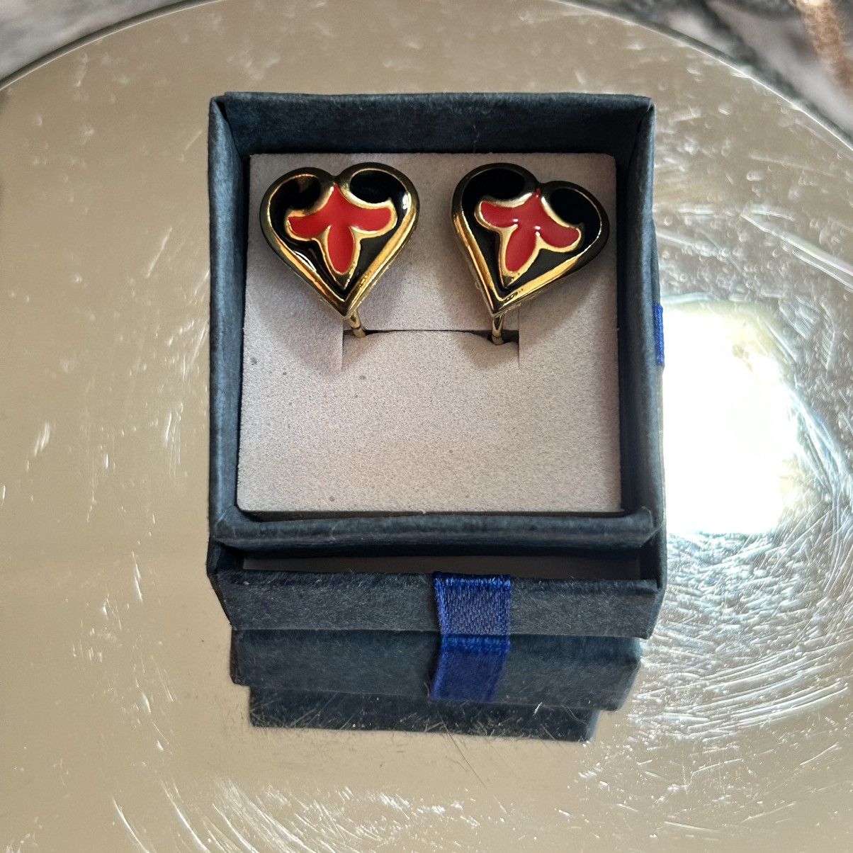 Vintage Vintage fleur de lis crest enamel clip on earrings Size ONE SIZE - 1 Thumbnail