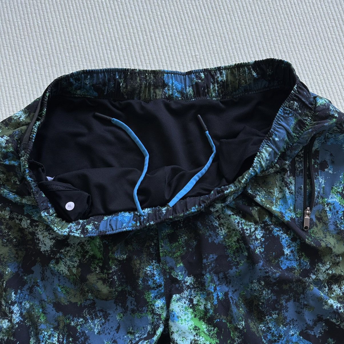 Lululemon Lululemon Surge 7” Blue Green Black Splatter Athletic Shorts Size US 34 / EU 50 - 3 Thumbnail