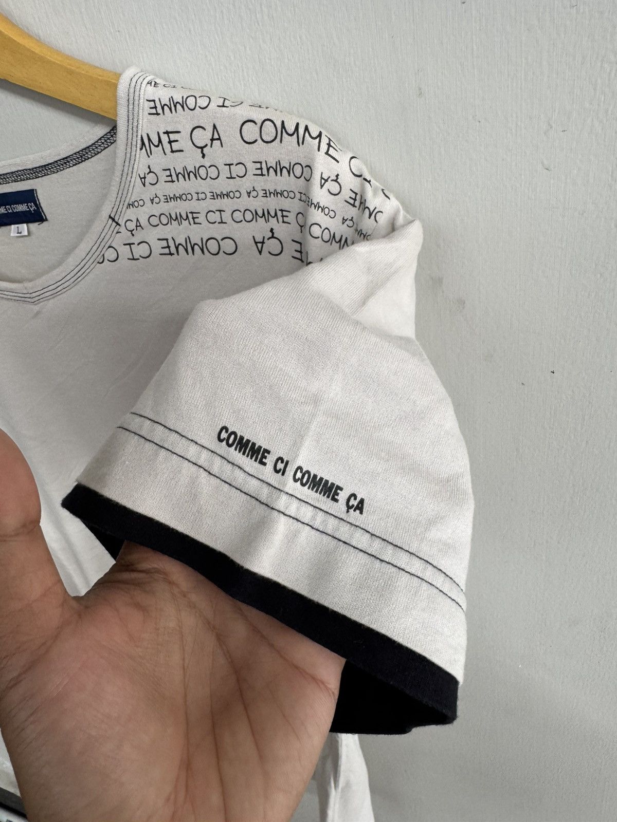 Comme Ca Ism COMME CI COMME CA V NECK T SHIRT WITH BLACK TRIM & TEXT Size US L / EU 52-54 / 3 - 3 Thumbnail