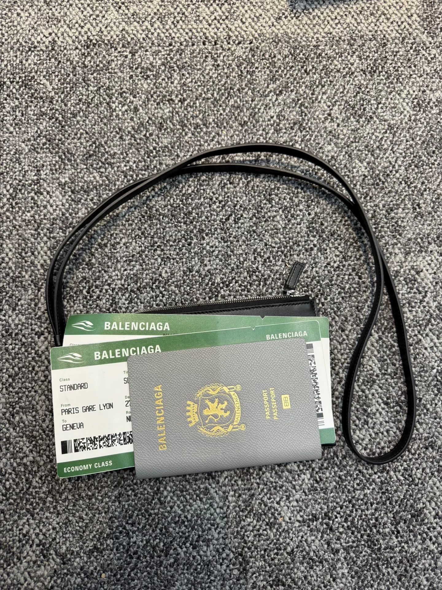 Balenciaga Balenciaga Passport Phone Bag Size ONE SIZE - 1 Thumbnail