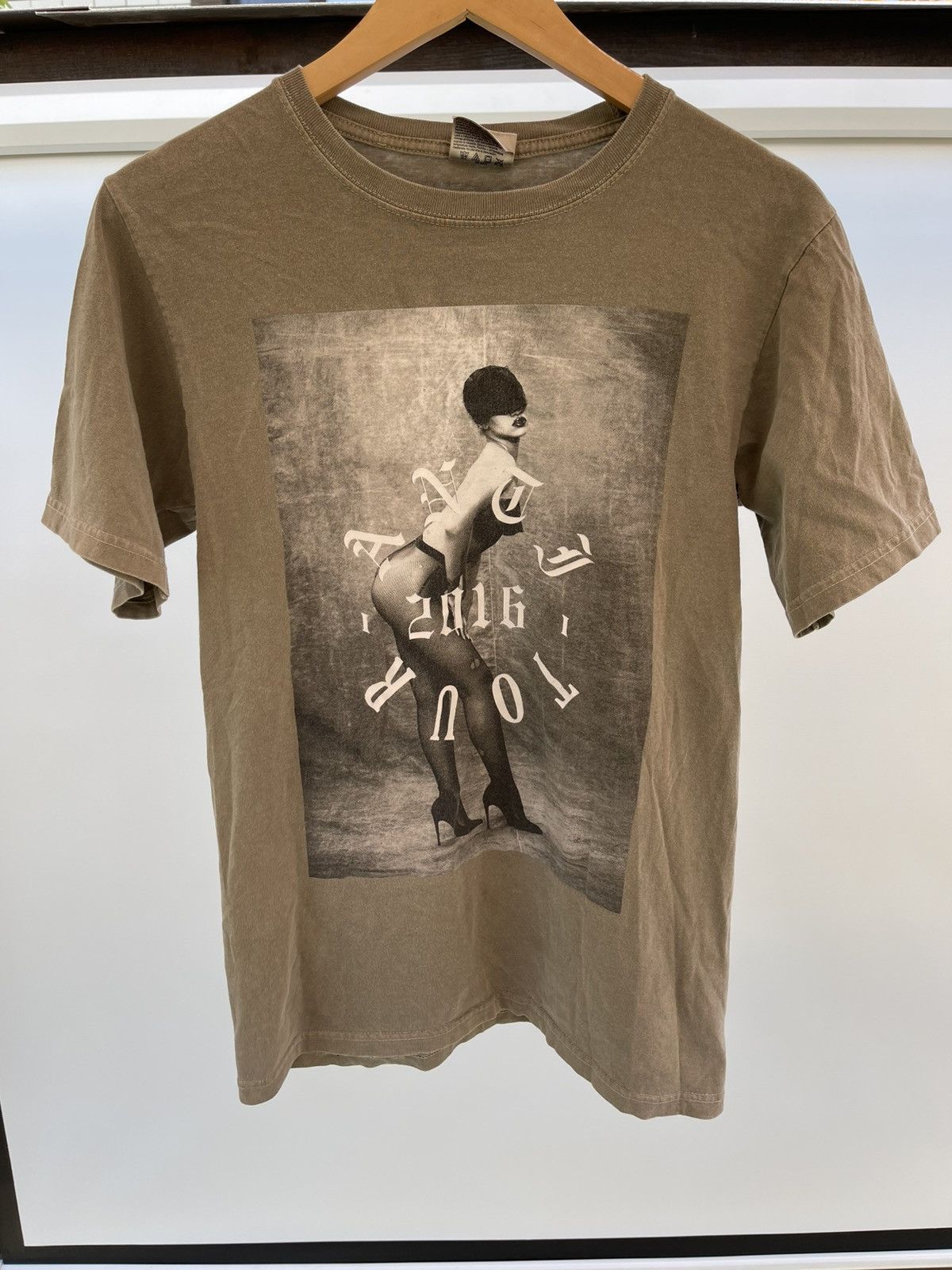 Rihanna 2016 Rihanna Anti World Tour t-shirt Size US S / EU 44-46 / 1 - 2 Thumbnail
