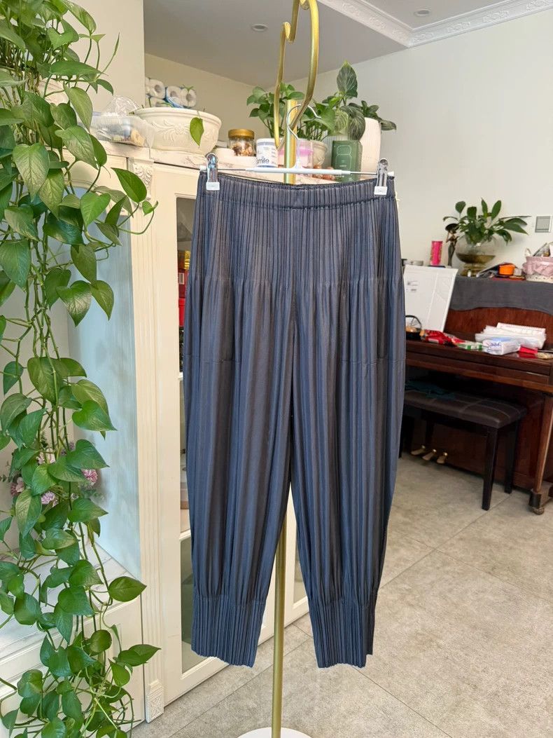 Issey Miyake Issey Miyake size:3 Dark grey pleated puff pants Size 31" - 2 Thumbnail