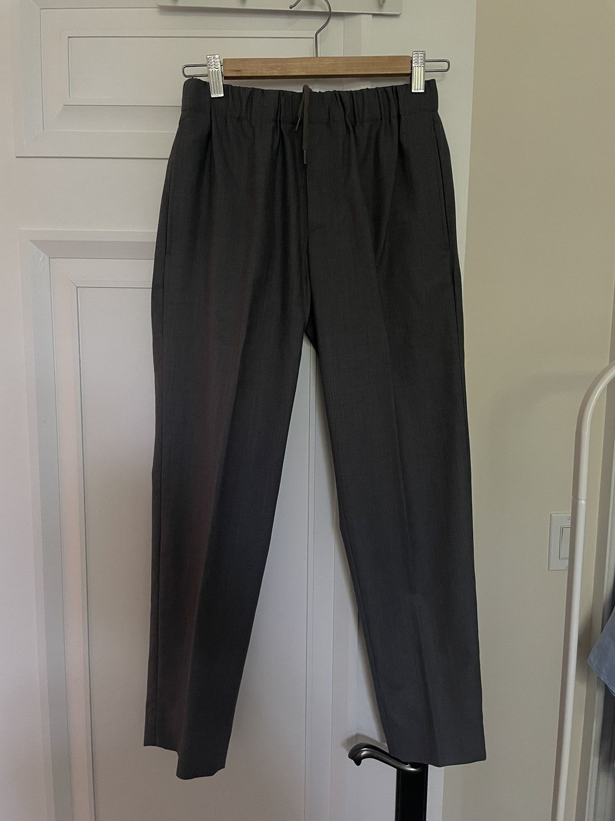 Club Monaco Club Monaco light grey drawstring casual pants Size US 28 / EU 44 - 1 Thumbnail