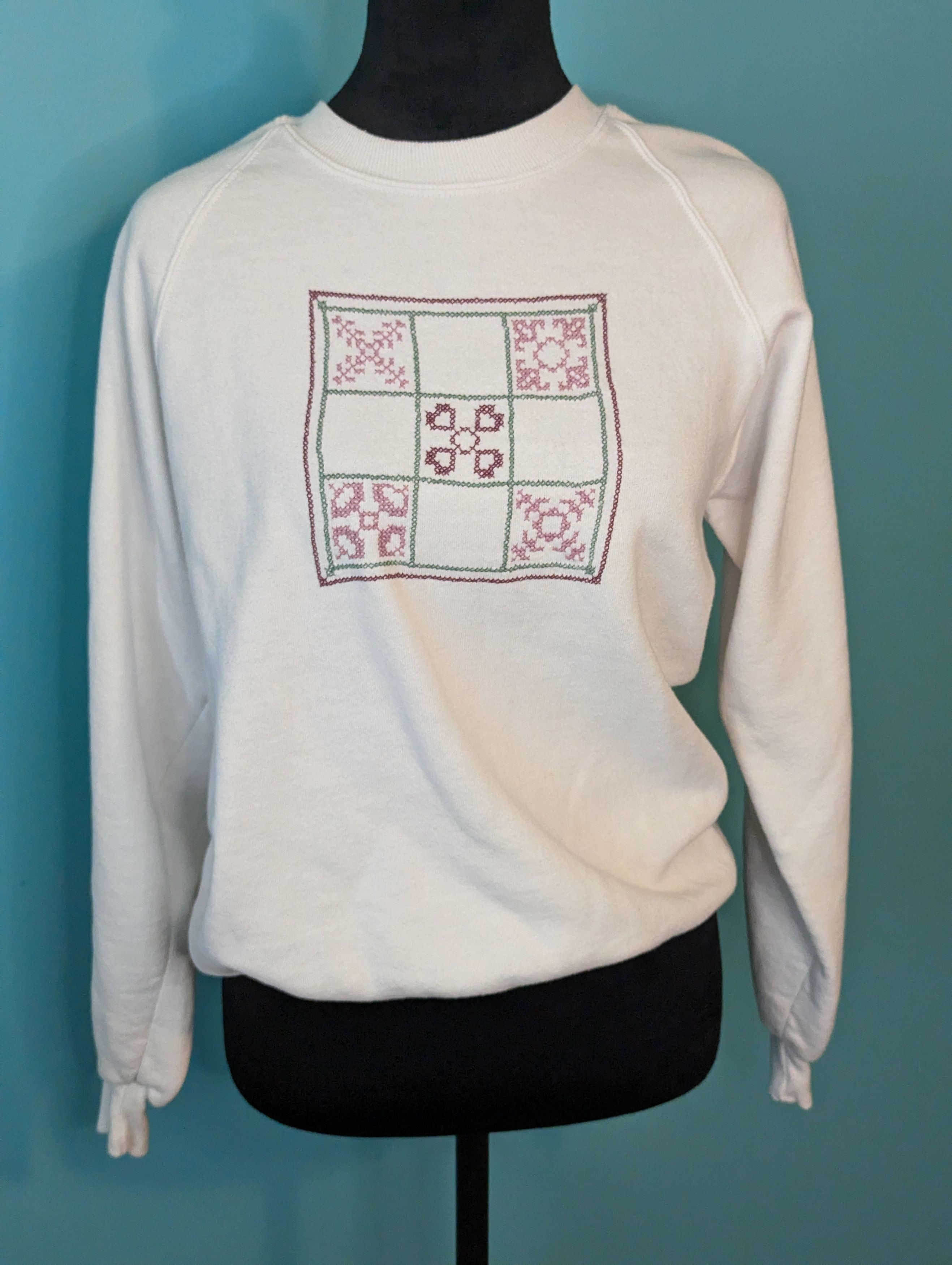 Vintage Vintage Hand Stitched Cross Stitch Sweatshirt Women's M Size M / US 6-8 / IT 42-44 - 1 Thumbnail