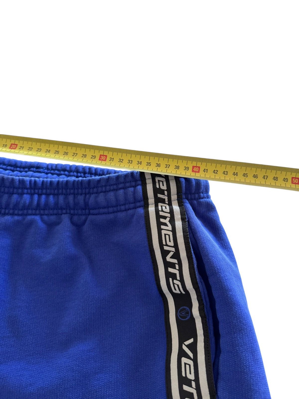 Vetements *RARE* VETEMENTS GVASALIA TAPE LOGO V SHORT SWEATPANTS Size US 34 / EU 50 - 8 Thumbnail