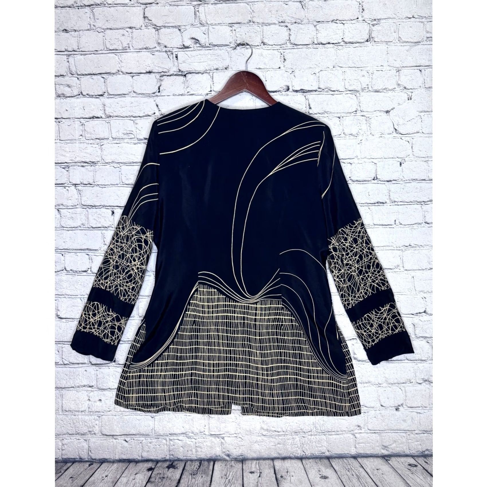 Vintage VINTAGE NR1 Sandra Ow Wing Tunic Top Black Gold Swirl Print Geometric Embroidered Long Sleeve Size 12 Women Mens? Size XL / US 12-14 / IT 48-50 - 6 Thumbnail
