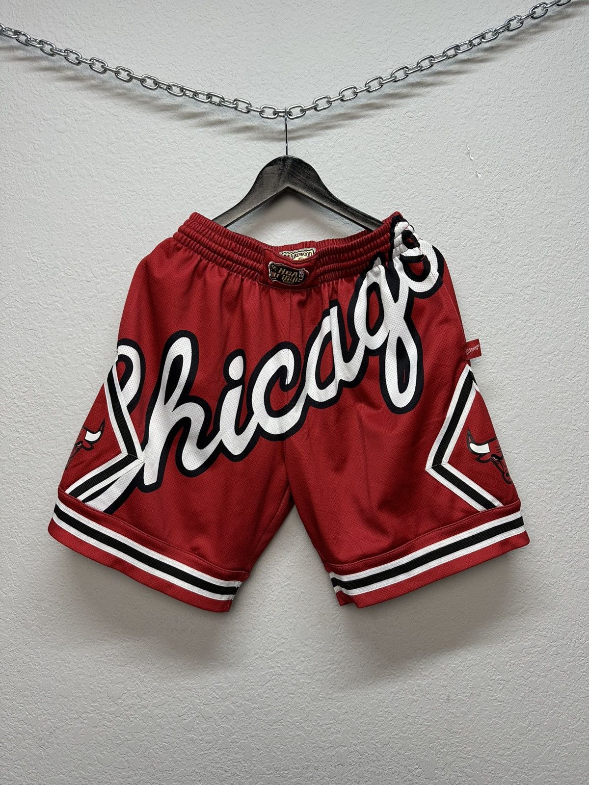 Mitchell & Ness Vintage Mitchell Ness Hardwood Classic Chicago Bulls Shorts Size US 32 / EU 48 - 1 Thumbnail