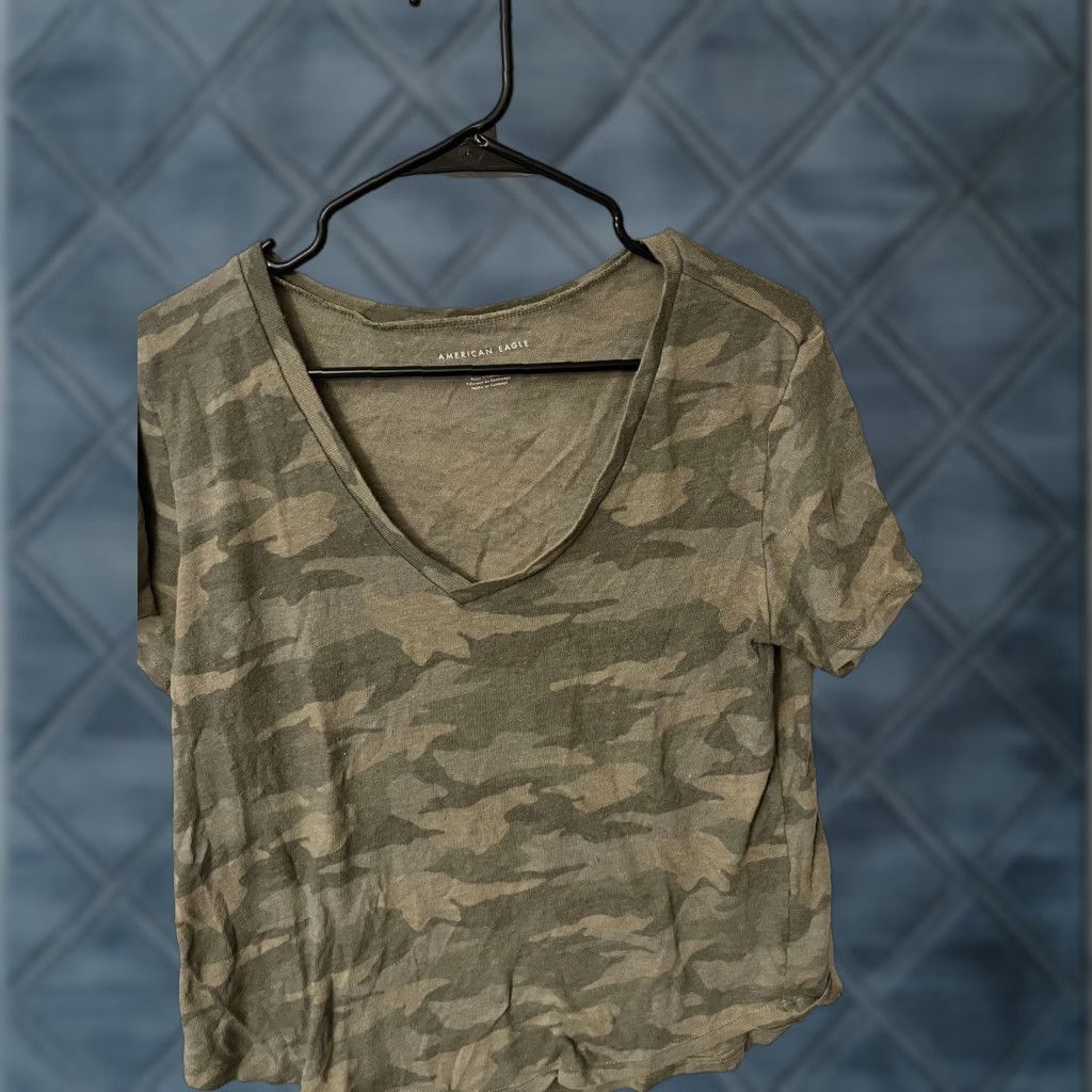 American Eagle Outfitters VINTAGE American Eagle Outfitters Women's T-Shirt Casual Short Sleeve V-Neck Camouflage Green Size M Size M / US 6-8 / IT 42-44 - 1 Thumbnail