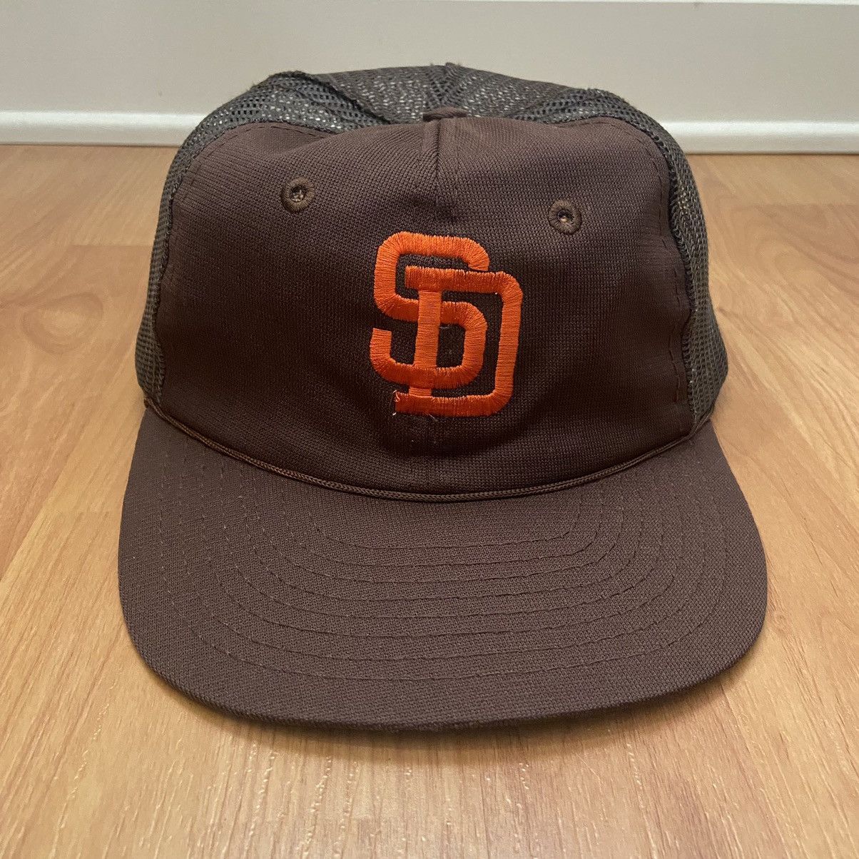 MLB × Vintage Vintage MLB Men’s San Diego Padres Logo Trucker Hat Size ONE SIZE - 1 Thumbnail