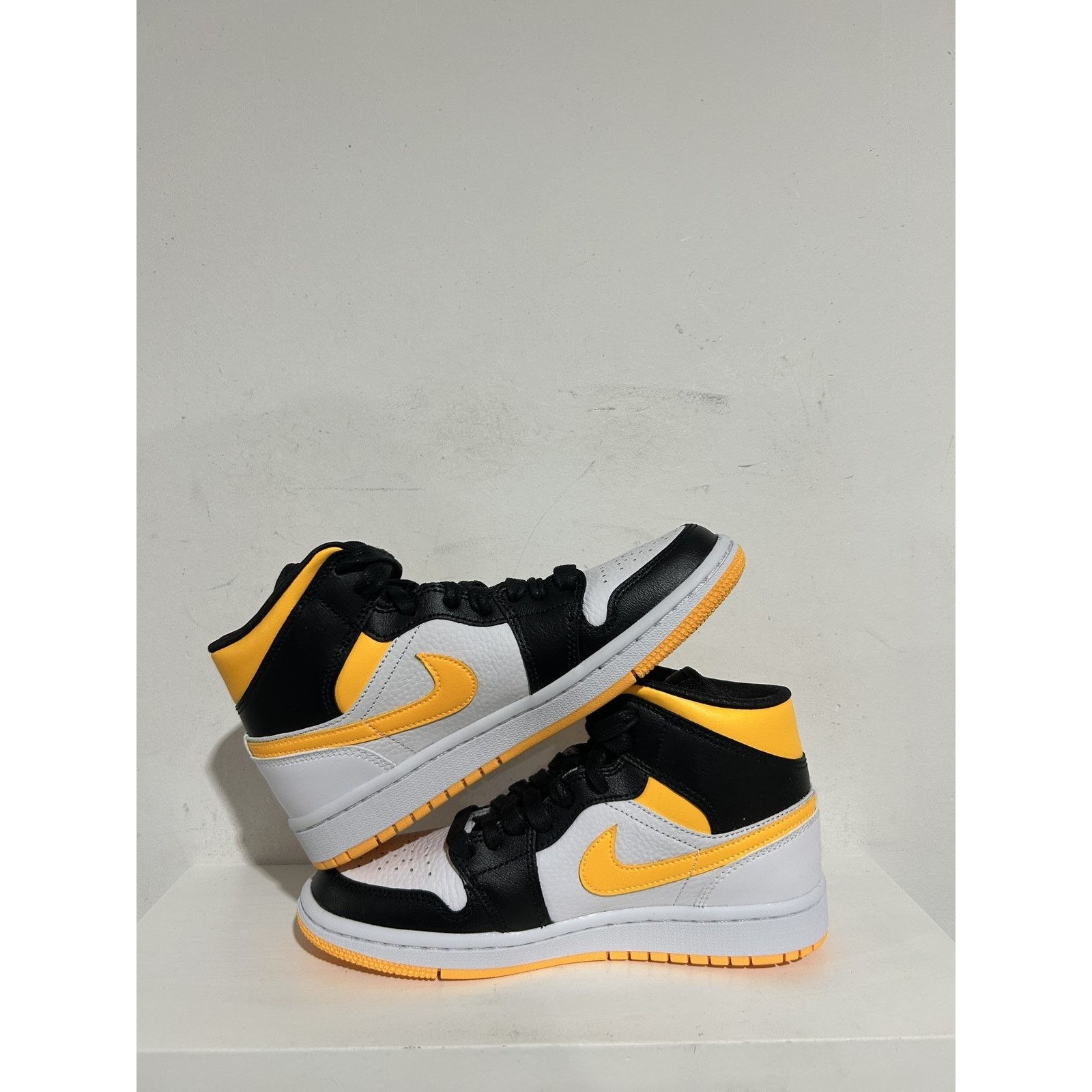 Nike JORDAN 1 MID LASER ORANGE BLACK SIZE 6W (4.5MENS) Size US 6 / IT 36 - 2 Thumbnail