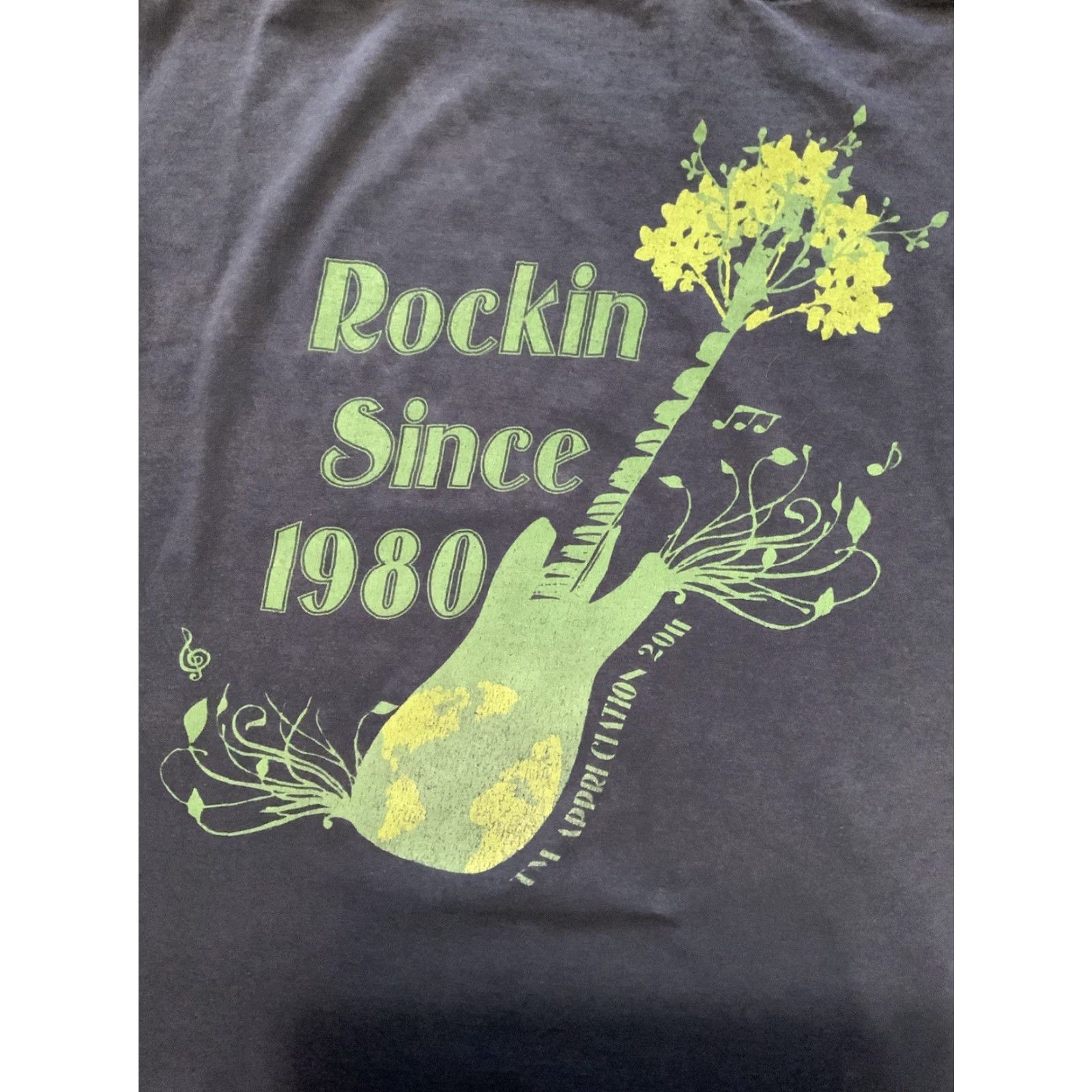 Gildan VINTAGE WholeFoods Market Rockin Since 1980 Guitar Tree Graphic T-Shirt XL Mens Navy Blue Size US XL / EU 56 / 4 - 7 Thumbnail
