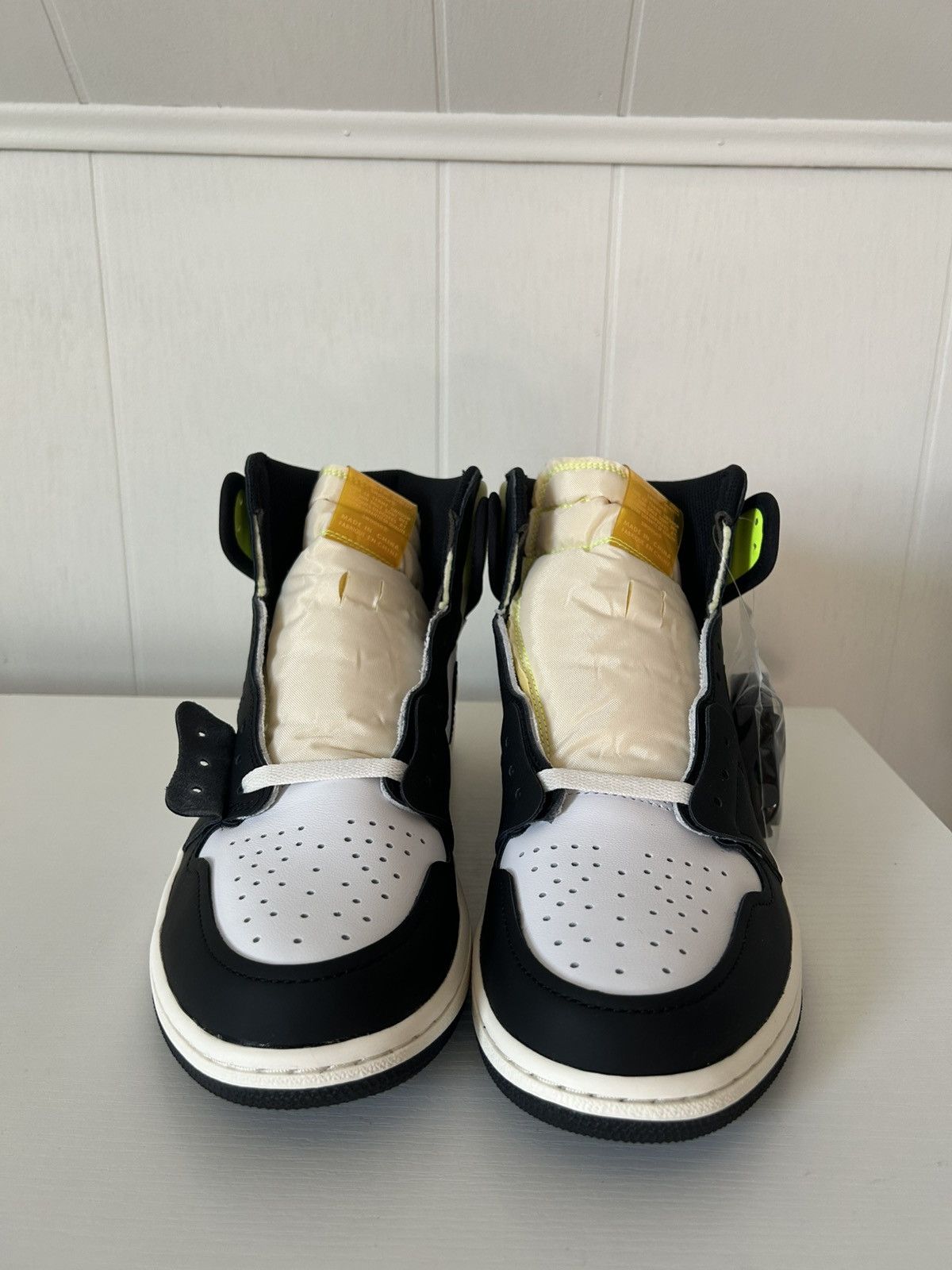 Jordan Brand Nike Air Jordan 1 High Volt Size US 10.5 / EU 43-44 - 3 Thumbnail