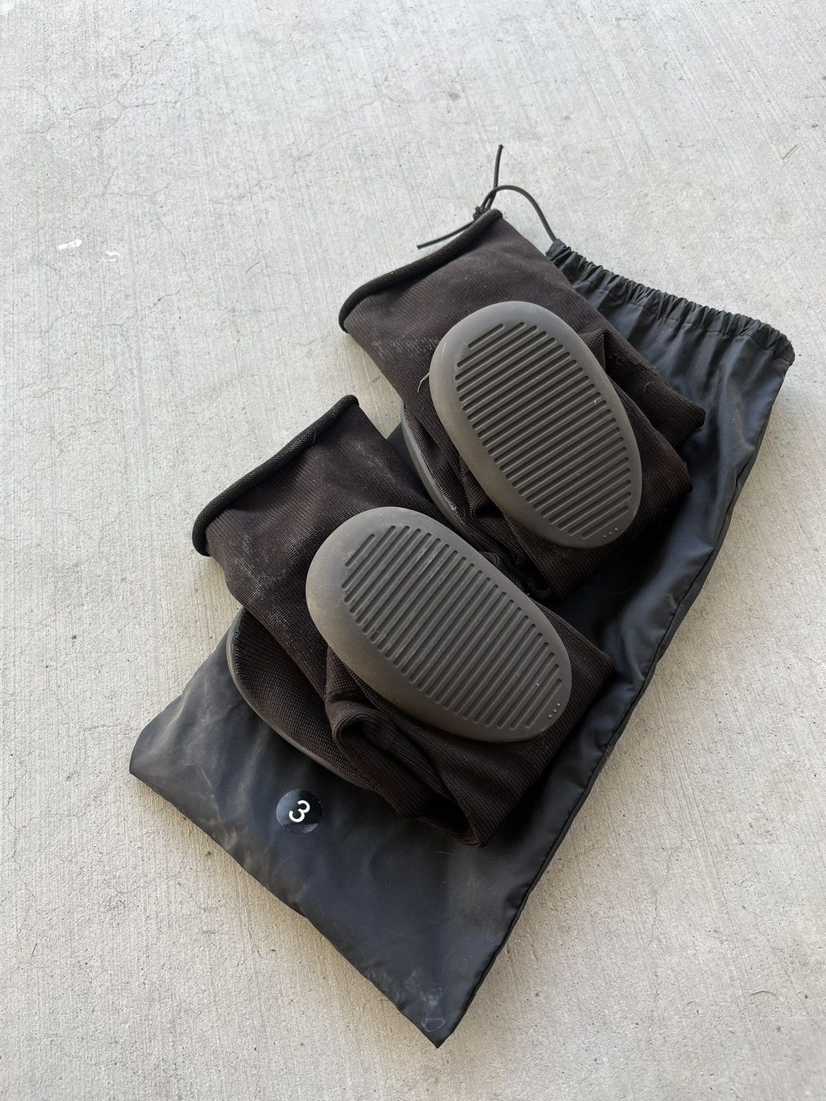 Yeezy YEEZY YZY PODS Black Size US 12 / EU 45 - 2 Thumbnail