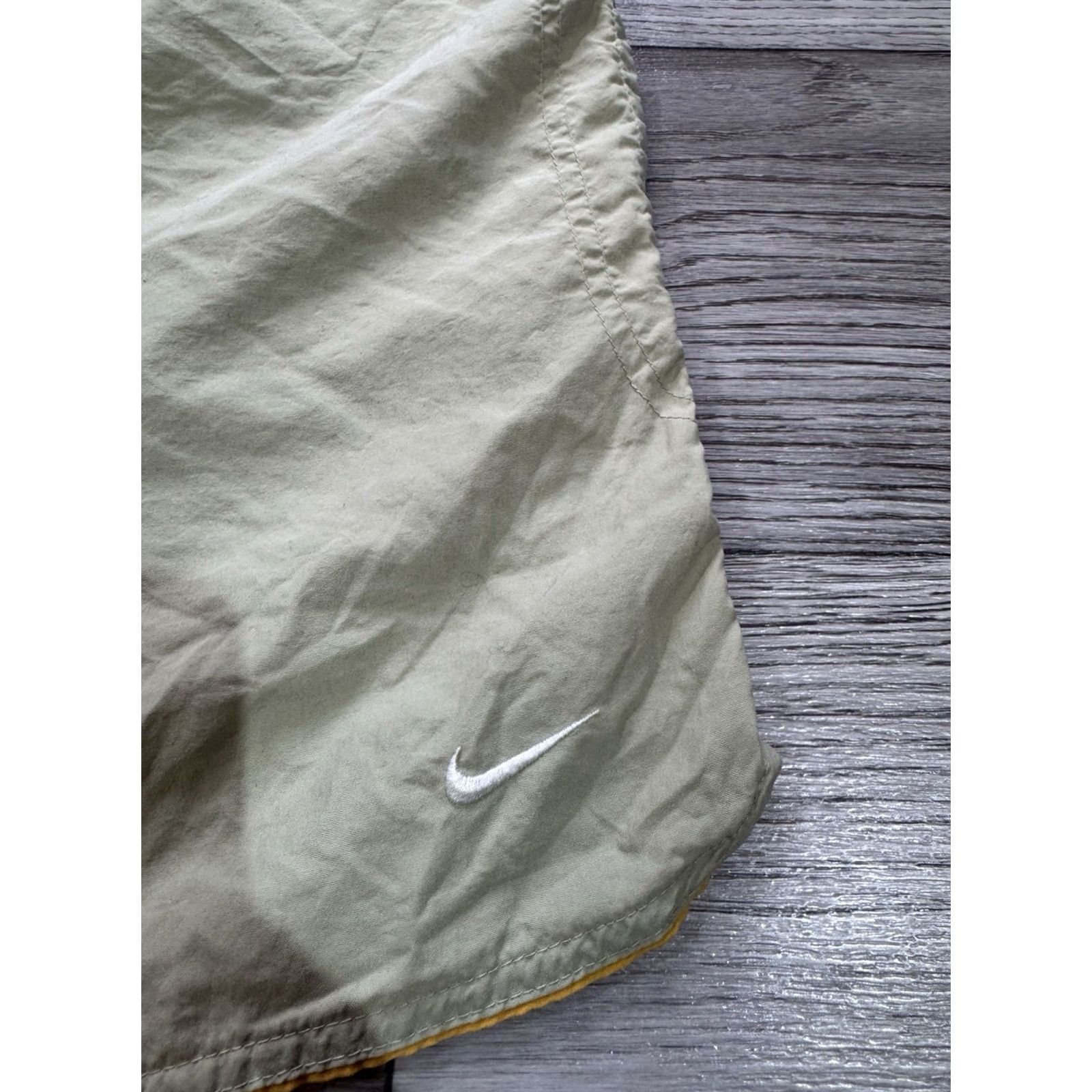 Nike VINTAGE Nike Mens Beige Shorts L Activewear 1990s Swoosh Size US 33 - 7 Thumbnail