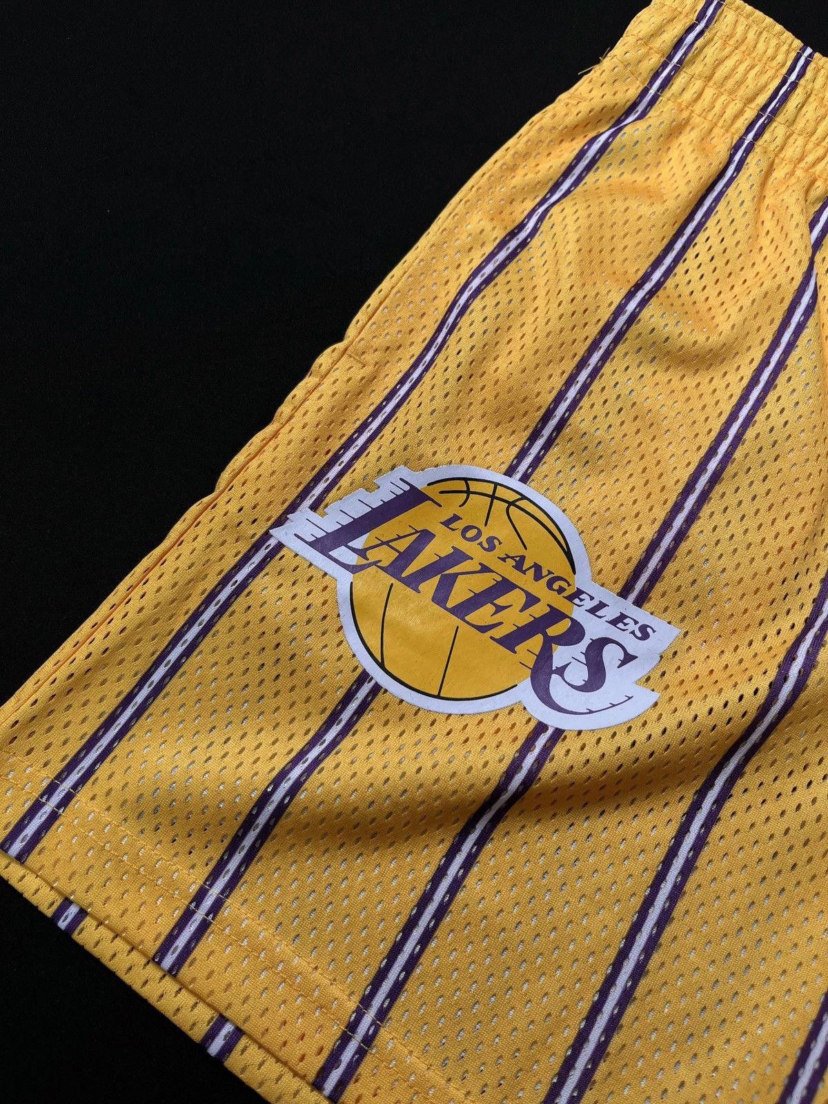 Eric Emanuel Rare Eric Emanuel New Era NBA Los Angeles Lakers Shorts M Size US 30 / EU 46 - 3 Thumbnail